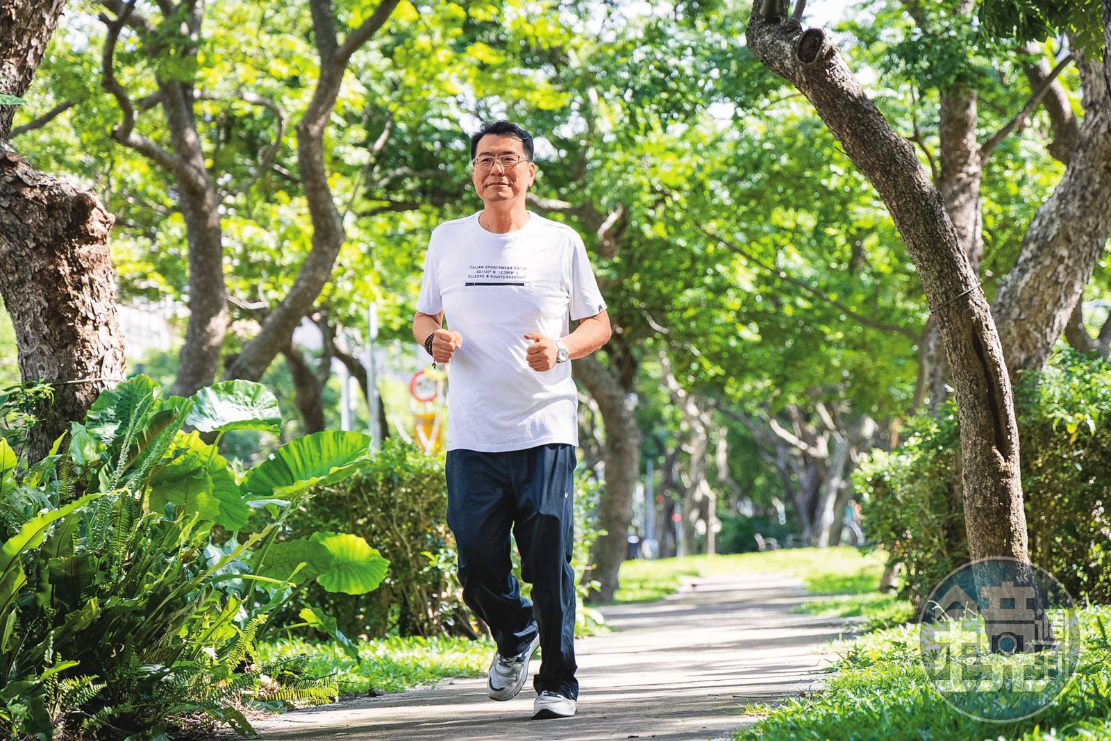 走過職涯高峰，又歷經父親病逝，57歲的鍾國忠如今把健康擺第一，平時跑步運動，享受自在生活