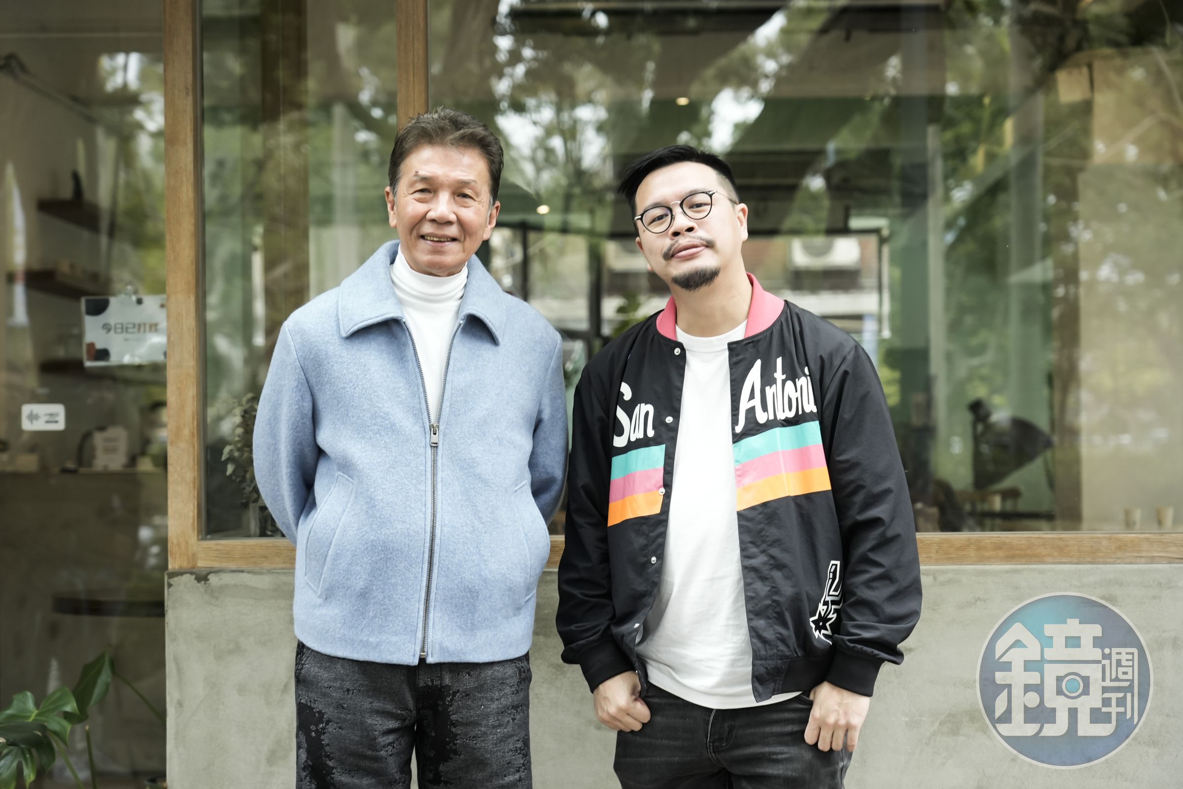 太保(左)入行50多年首度當上電影監製,他攜手港導何爵天打造新式殭屍喜劇,
