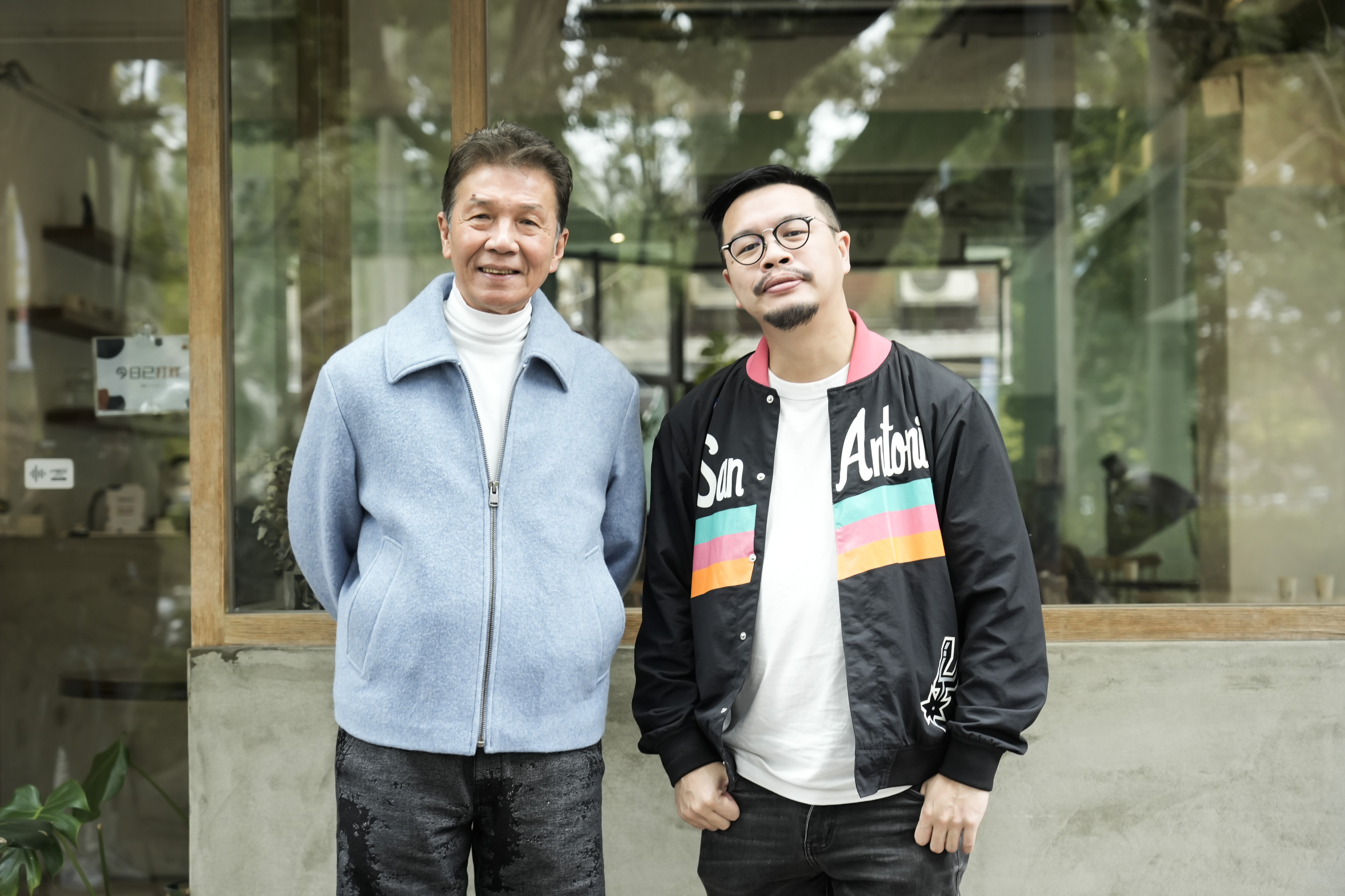 太保（左）入行50多年首度當上電影監製，他攜手港導何爵天打造新式殭屍喜劇，