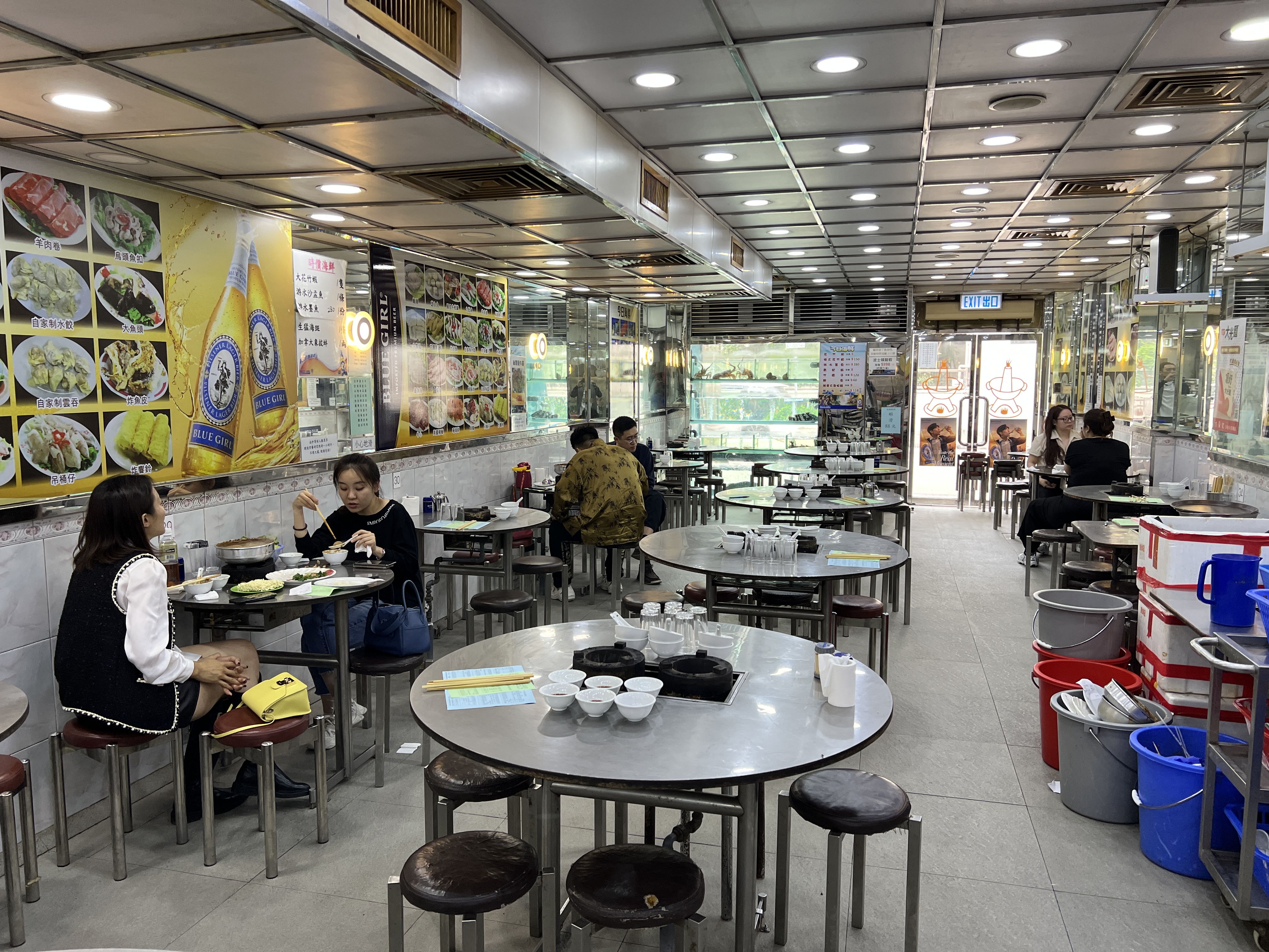 「方榮記飯店」的用餐空間簡單樸實，與其他火鍋店相比已算乾淨。