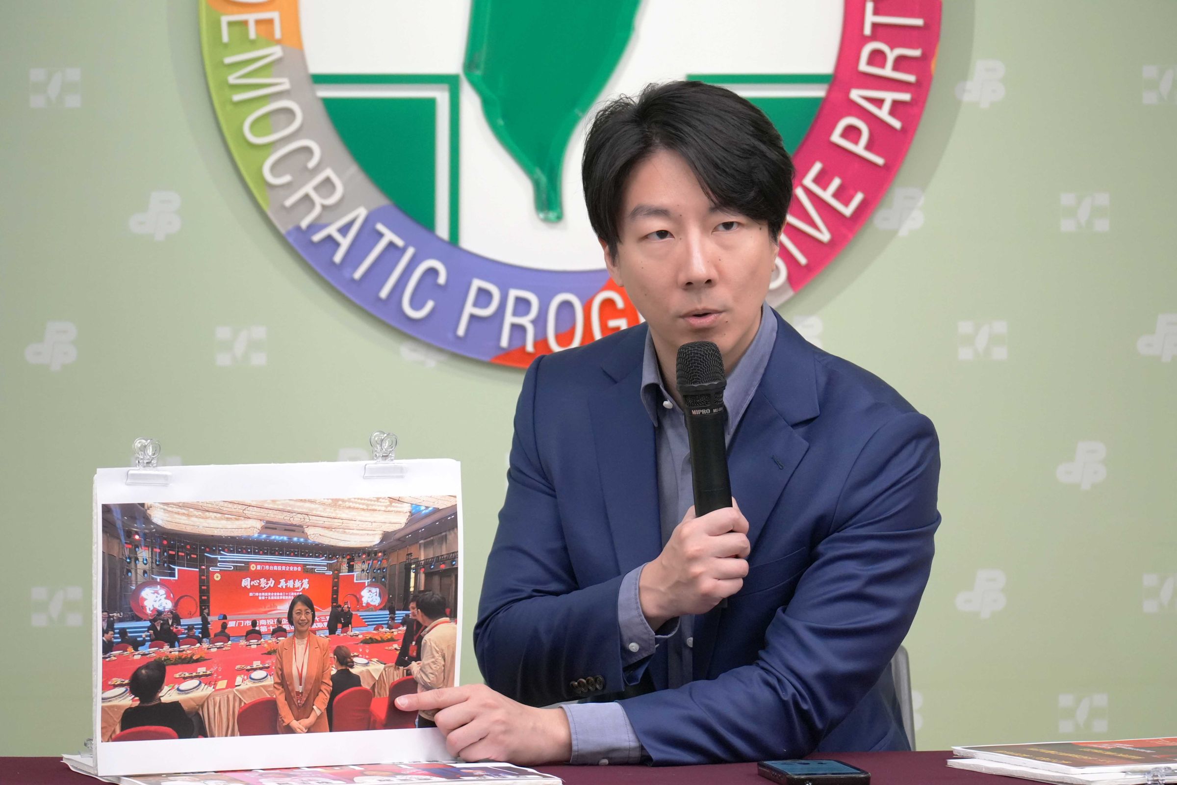 民進黨今召開「才剛擋國防、杯葛預算，藍委週末急赴中」記者會。（民進黨提供）
