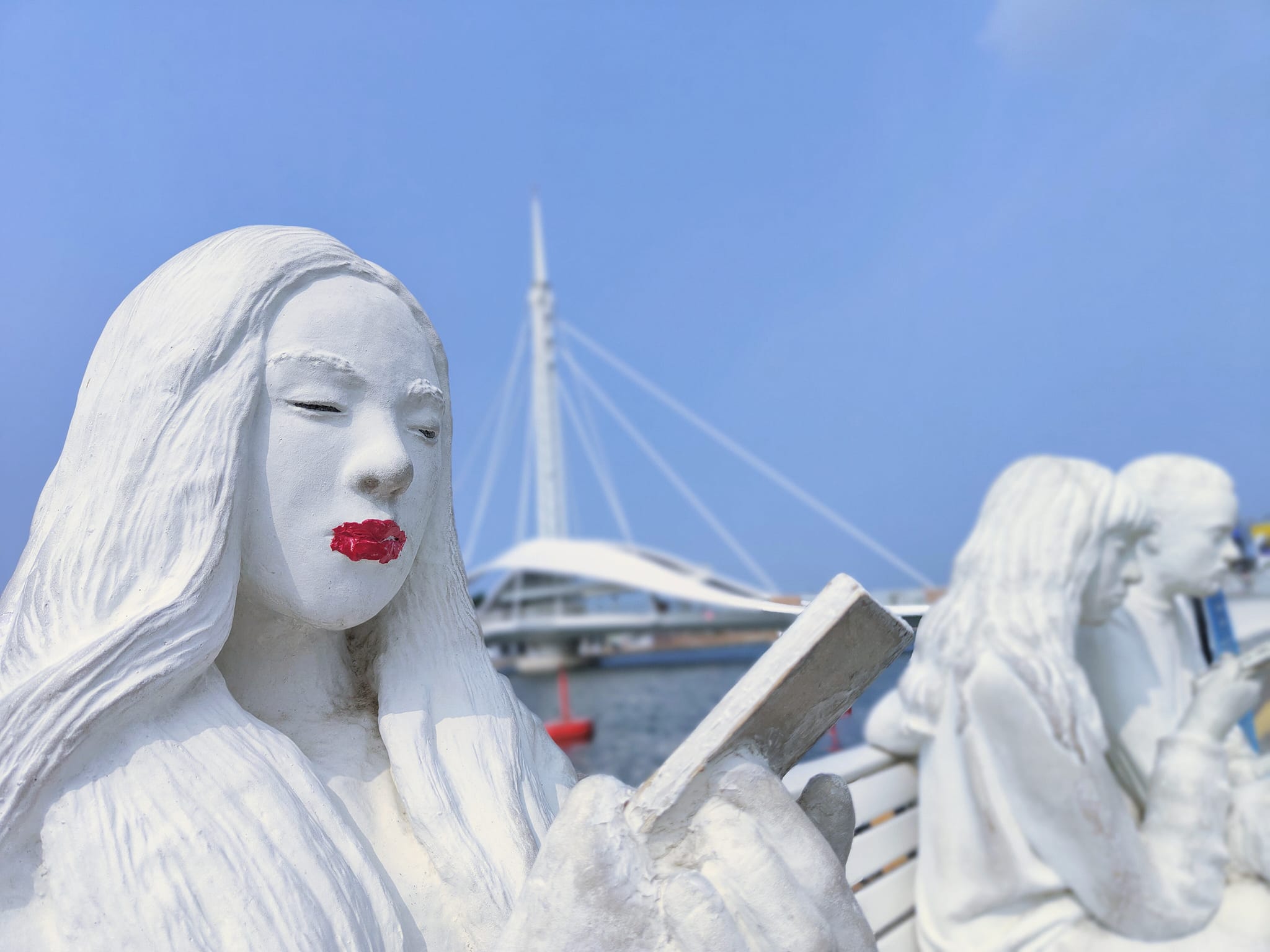 駁二裝置藝術被不明入士塗上紅唇，文化局已清除復原。（翻攝臉書社團「599坐火車慢遊台灣」）