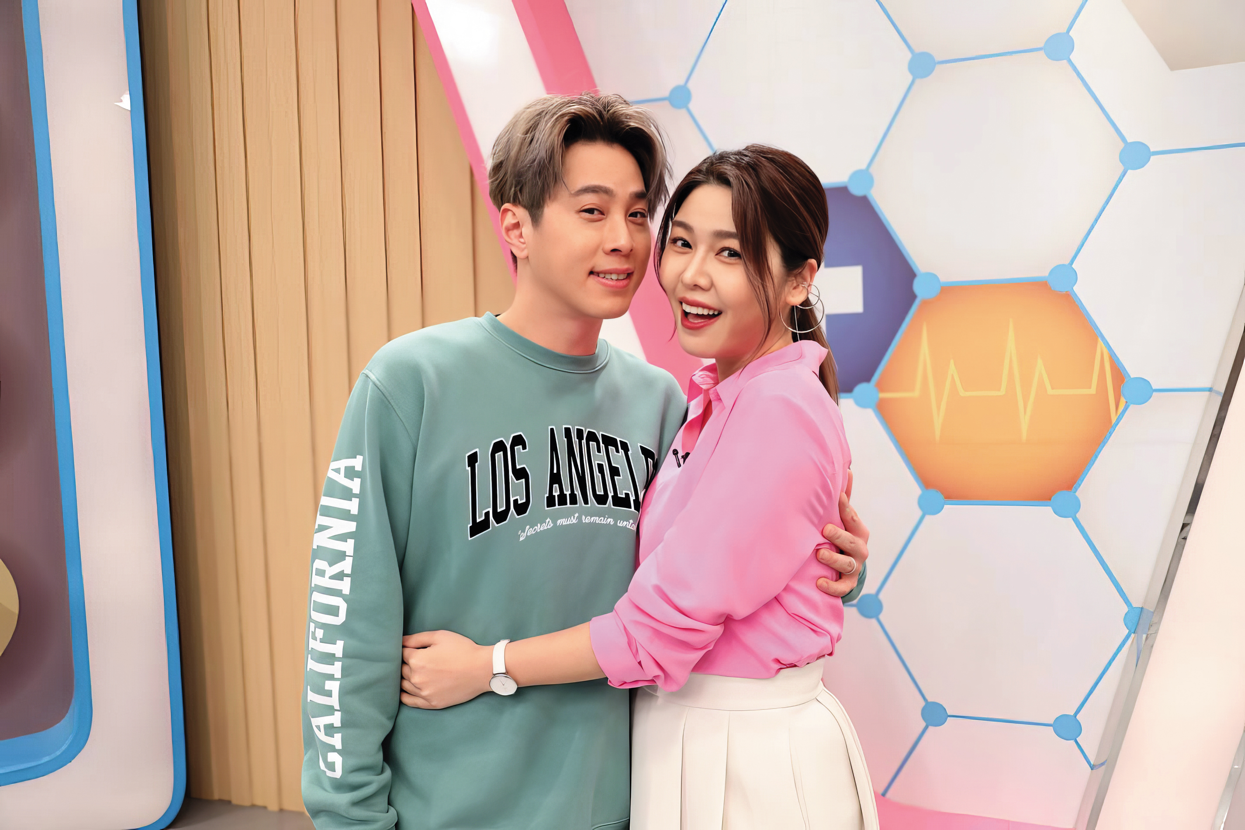 白家綺（右）和小5歲的吳東諺（左）二婚，女大男小不成障礙，感情甜蜜蜜。（翻攝自吳東諺臉書）