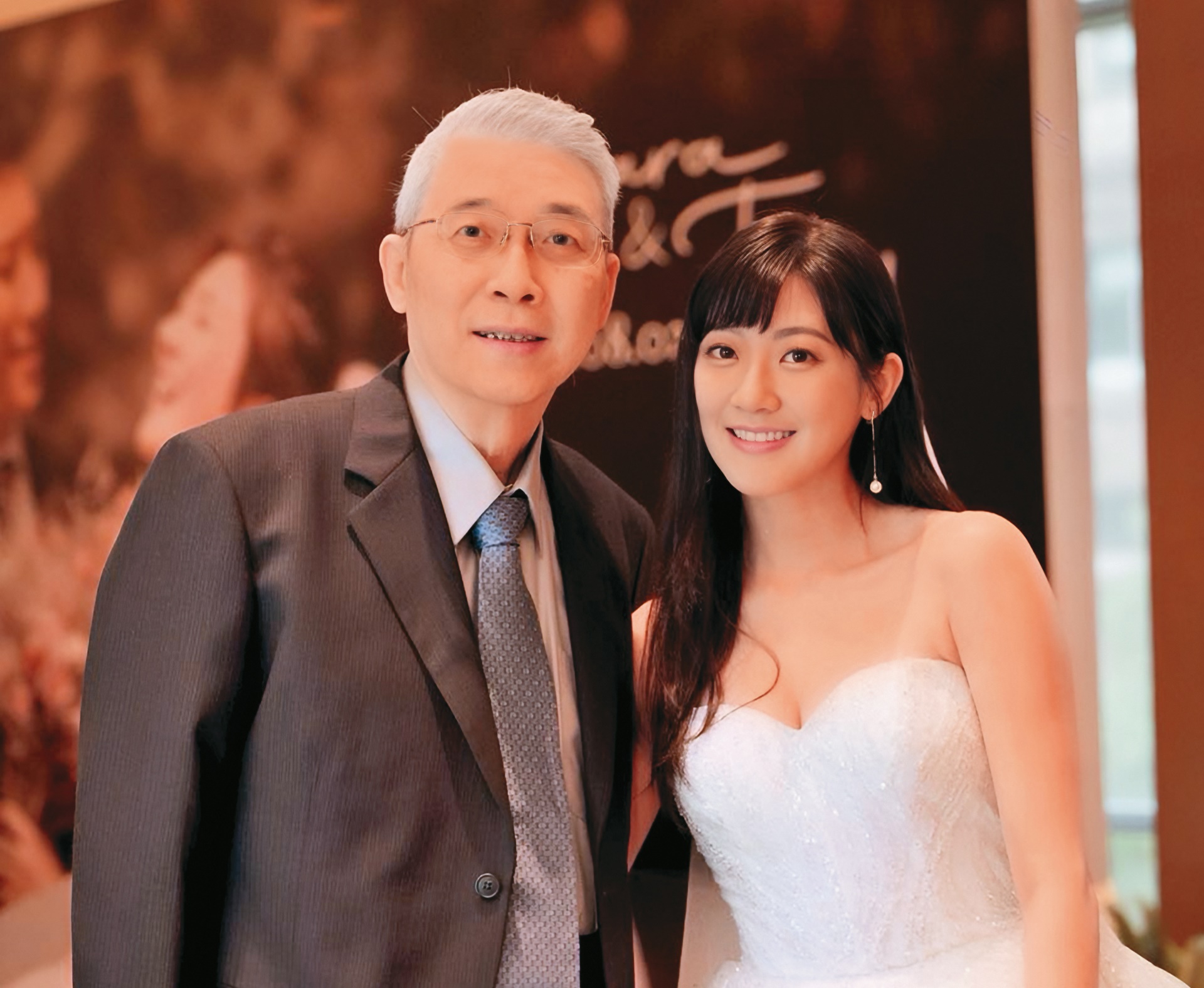 林逸欣（右）的爸爸林春銘（左）是台南腦神經內科名醫，近來因女兒的婚禮影片暴紅。（翻攝自林逸欣臉書）