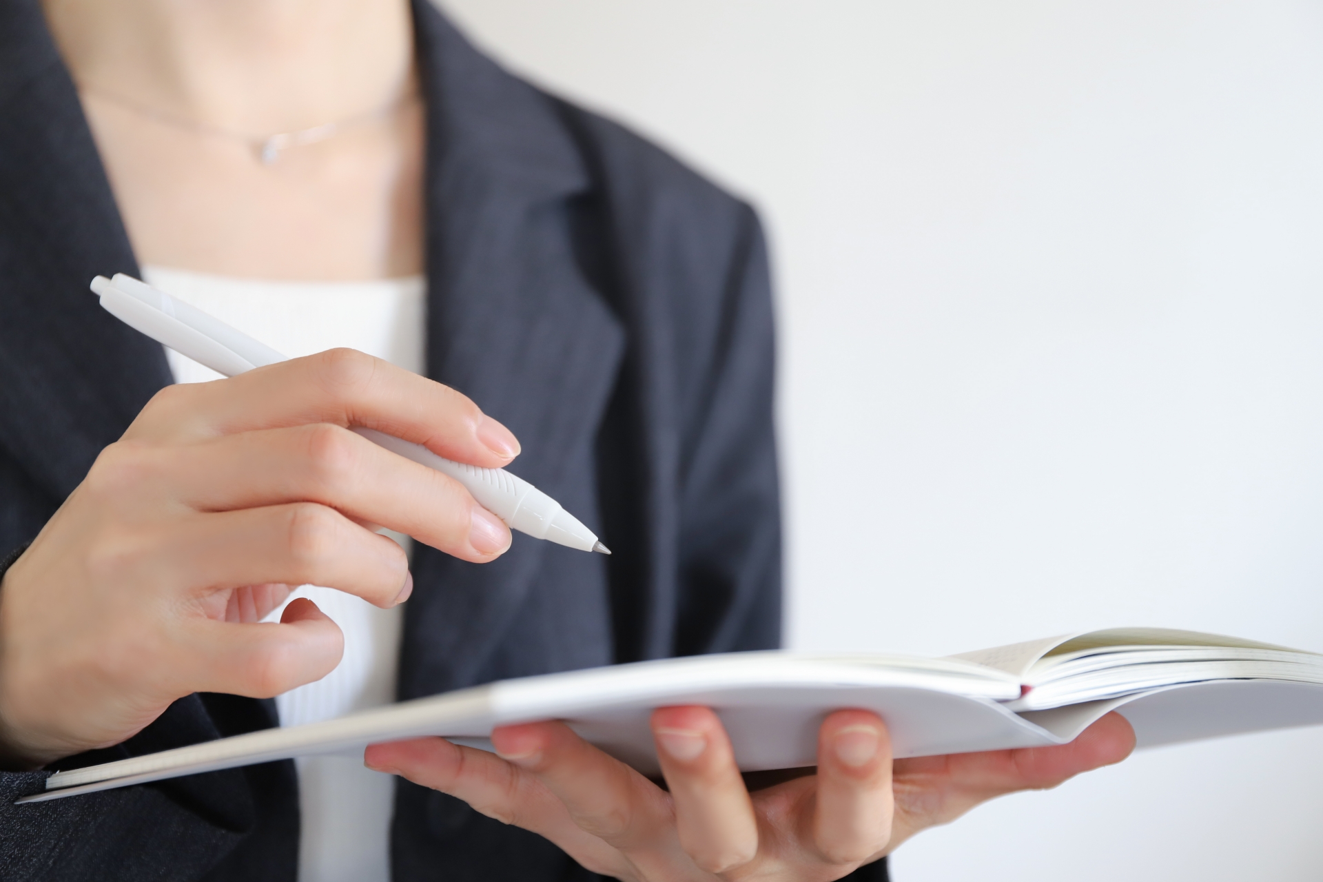 高雄一名董娘誠徵一名貼身管家，月薪6萬起跳還附宿舍，引發網友熱議。（示意圖，photoAC）
