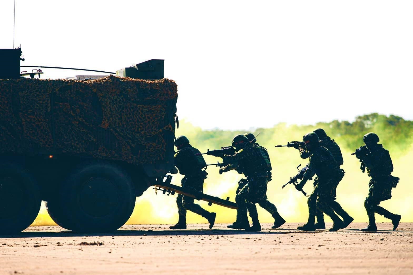 北部兩個天兵為了騙婚假，竟相約去戶政事務所登記結婚，才放一天就被識破。（示意圖 翻攝臉書「國防部發言人」）