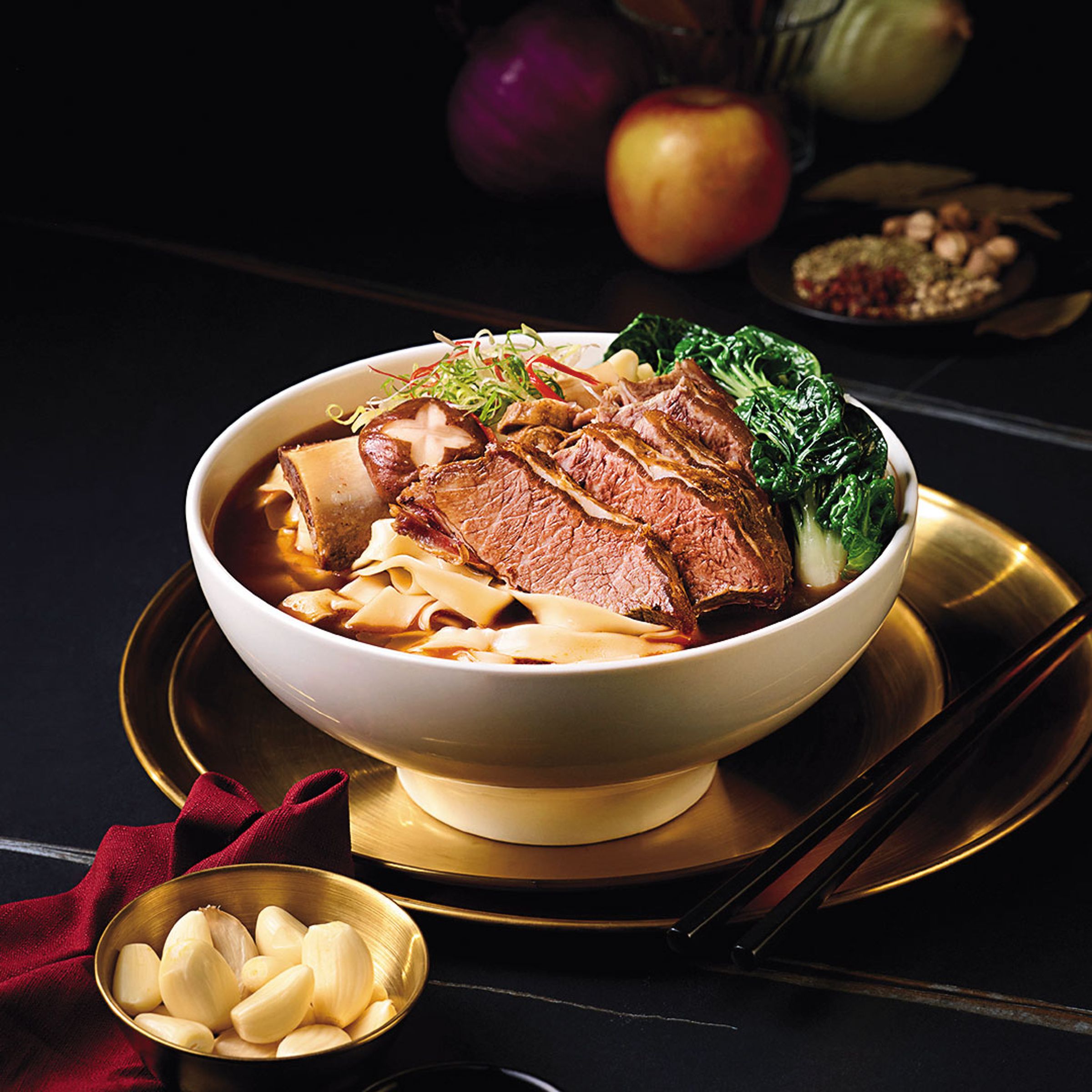 台塑牛小排經典牛肉麵也是饕客必吃菜餚,湯頭有豐富層次。(FB Kitchen提供)