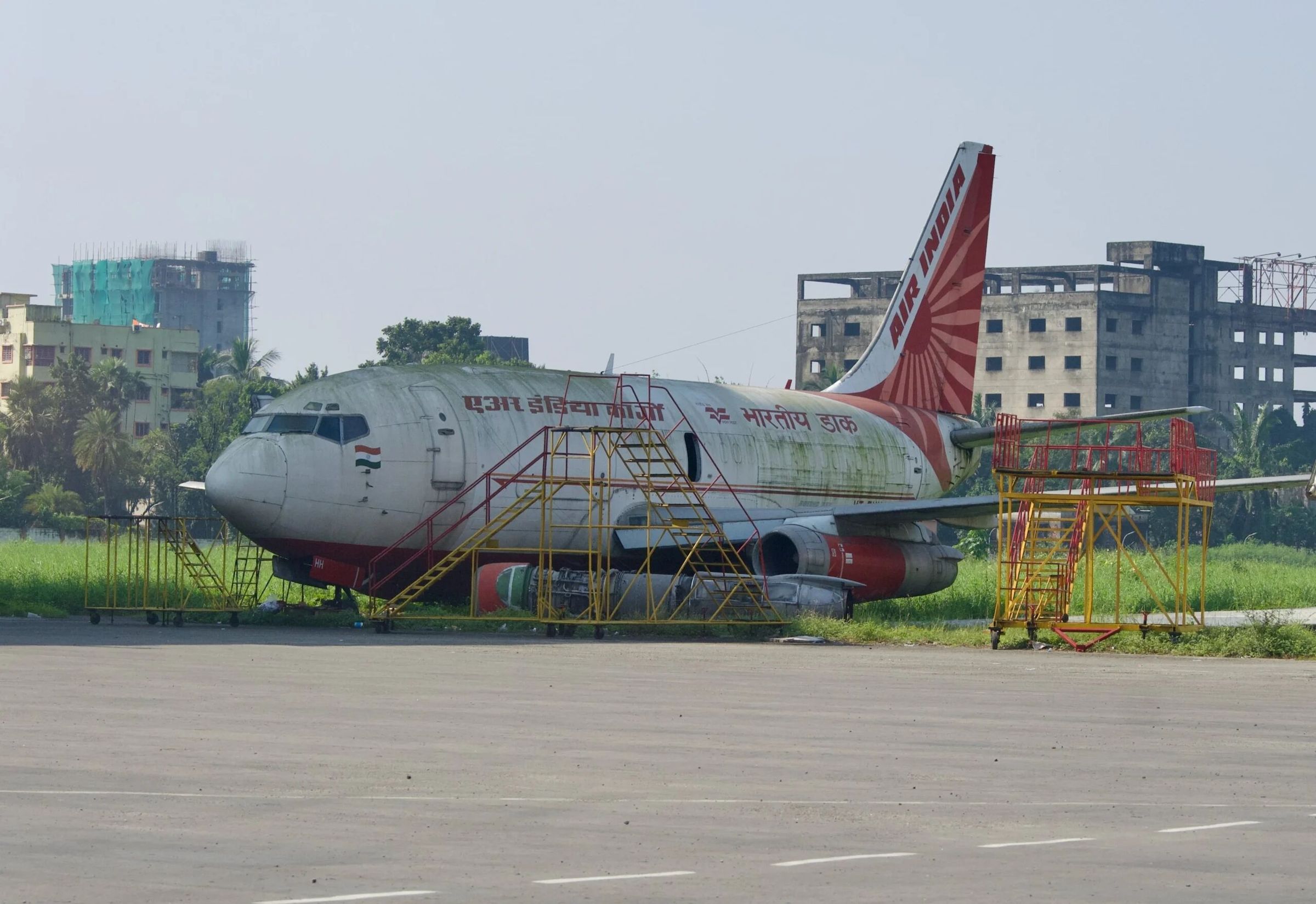 印度航空失蹤13年的波音737，竟被發現在加爾各答機場角落，滿灰重現江湖。（翻攝自X）