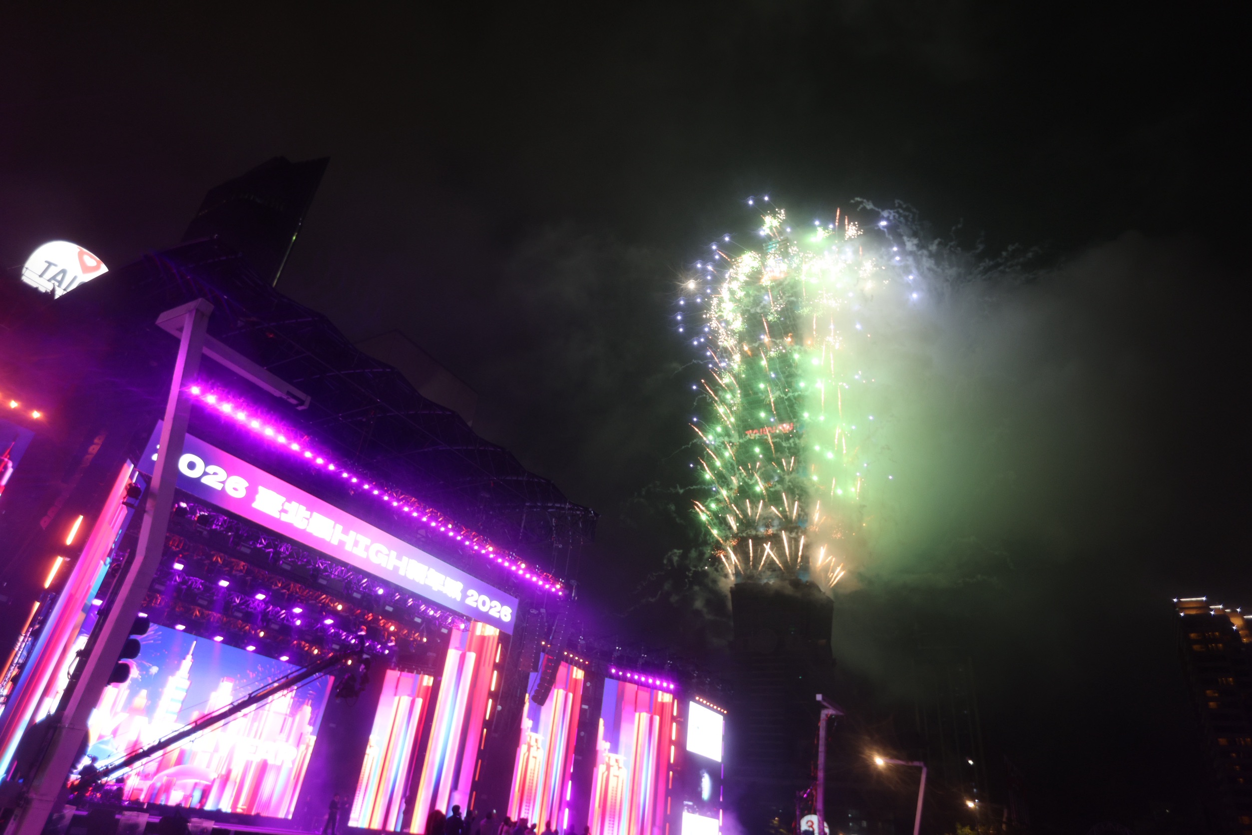台北101跨年煙火登場，為2026年揭開序幕。（鏡報劉耀勻攝）