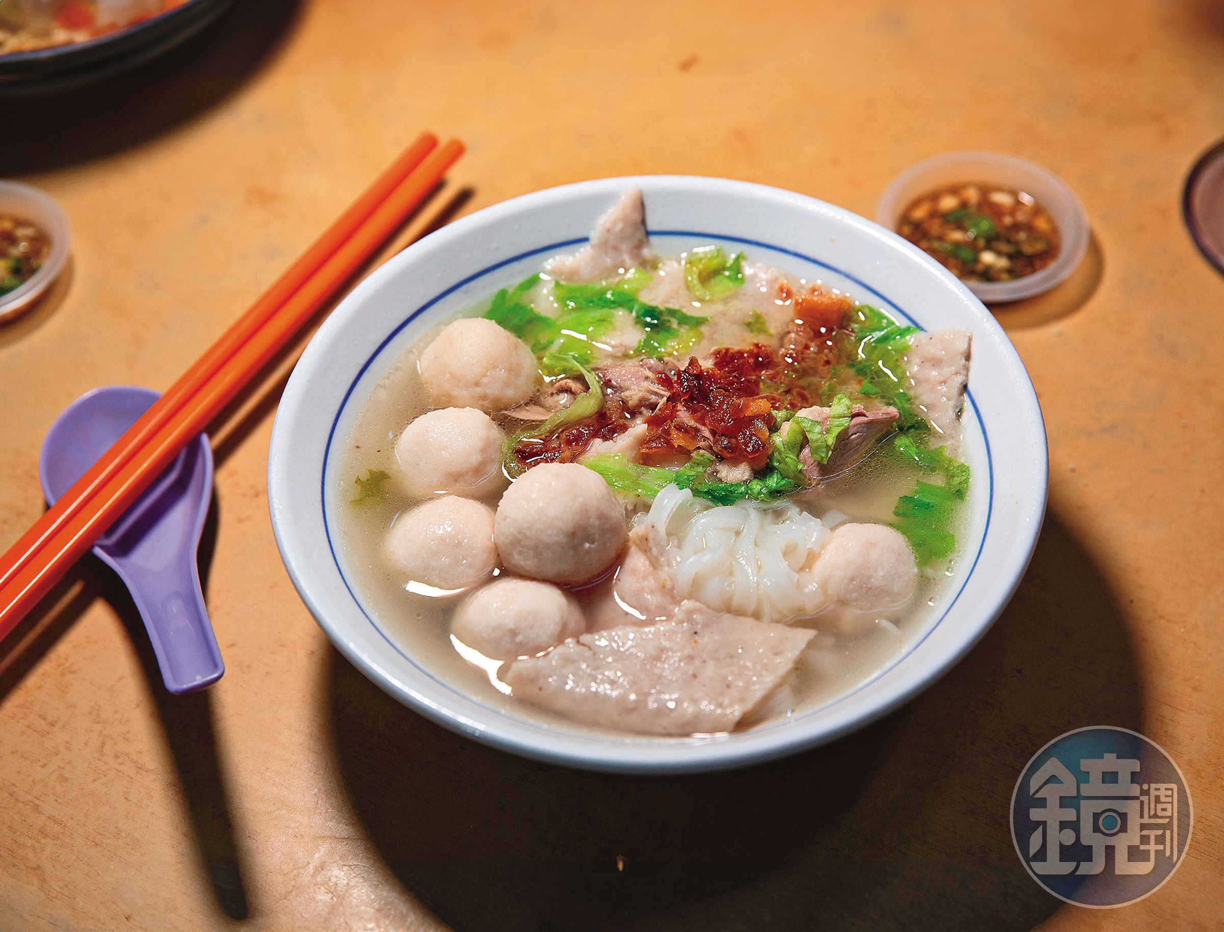 加入店家自製鰻魚丸與肉片的「粿條湯」,配上爽滑粿條,是當地人最愛的早餐選擇。(馬幣12元/碗,約NT$91)