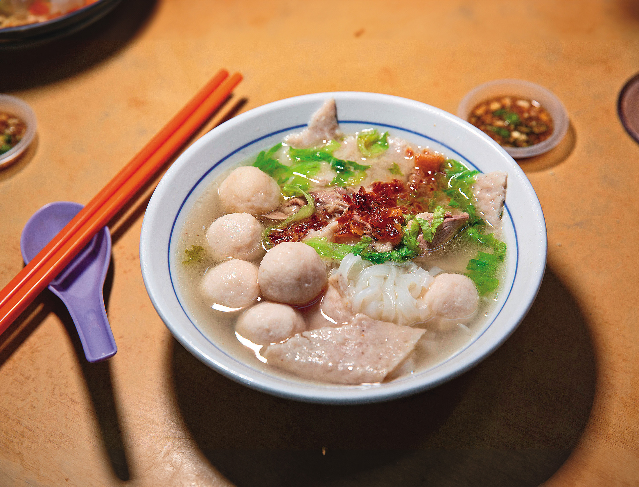 加入店家自製鰻魚丸與肉片的「粿條湯」，配上爽滑粿條，是當地人最愛的早餐選擇。（馬幣12元／碗，約NT$91）