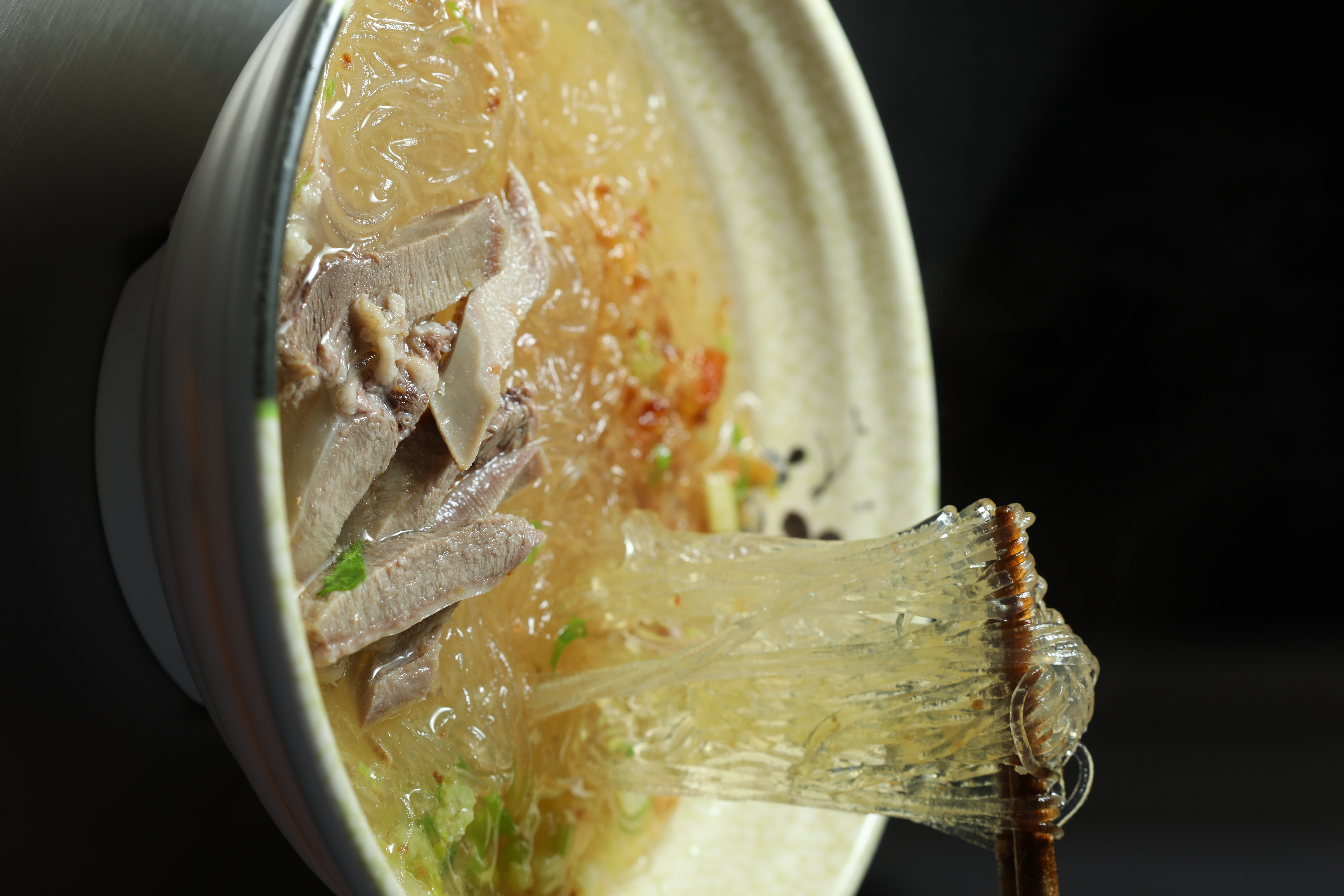 萬來的「豬舌冬粉」，豬舌自然脆彈，冬粉吸滿大骨湯汁。（60元／碗）