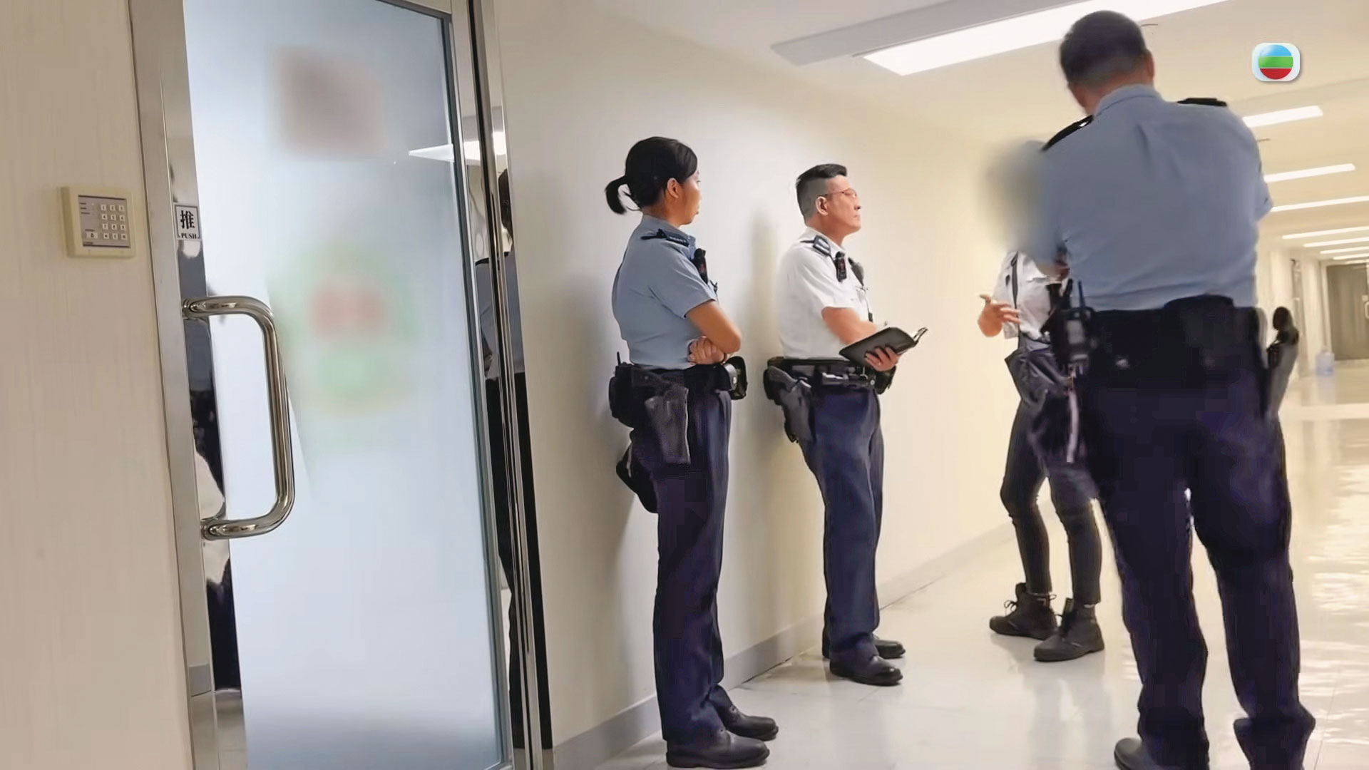 道格拉斯商學院香港分公司去年9月爆發財務糾紛，還驚動警方上門。（翻攝TVB東張西望）