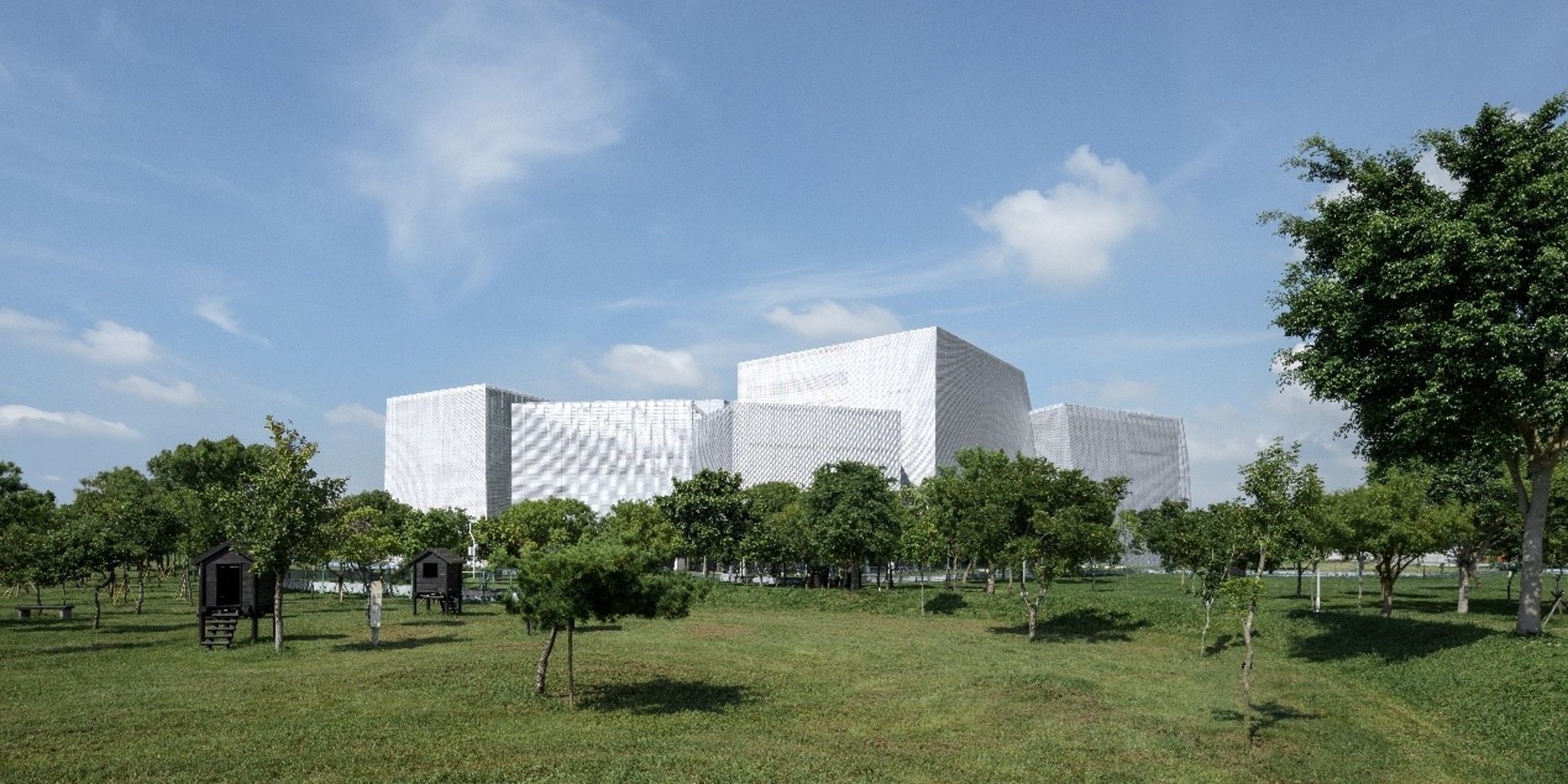 坐落中央公園北側的台中綠美圖,以開放、通透的建築語彙打造世界級文化地標,宣告台中文化治理的新篇章。(圖片來源:臺中市立美術館提供|YHLAA李易暹攝影)