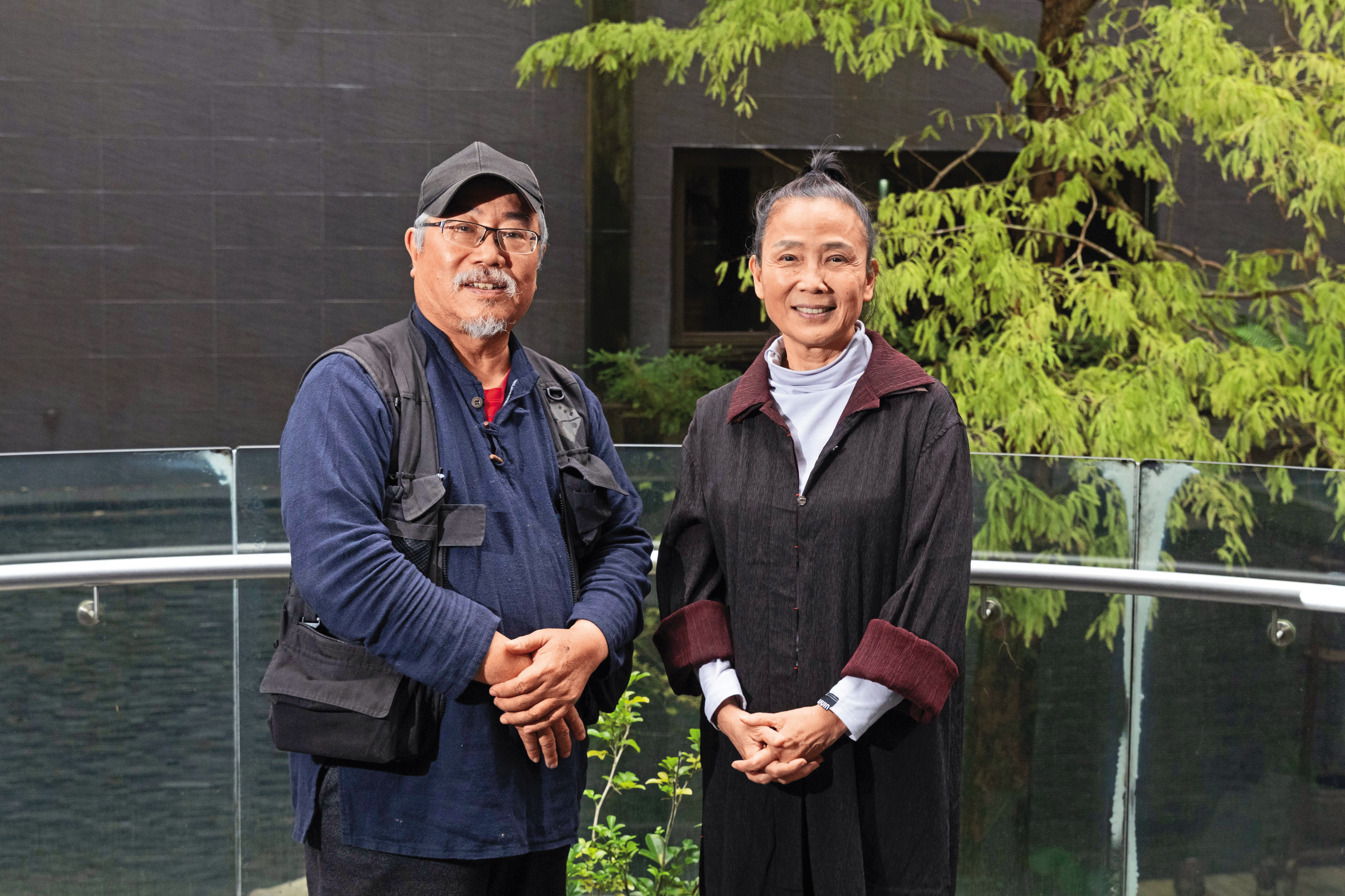 導演陳懷恩（左）在紀錄片中以表演創作為軸線，呈現「優人神鼓」創辦人劉若瑀（右）的表演觀。