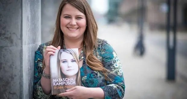 娜塔莎雖然重獲自由20年，靠出書受訪賺進大筆的錢，但精神狀態卻急轉直下惡化。（翻攝X@MorbidKnowledge）
