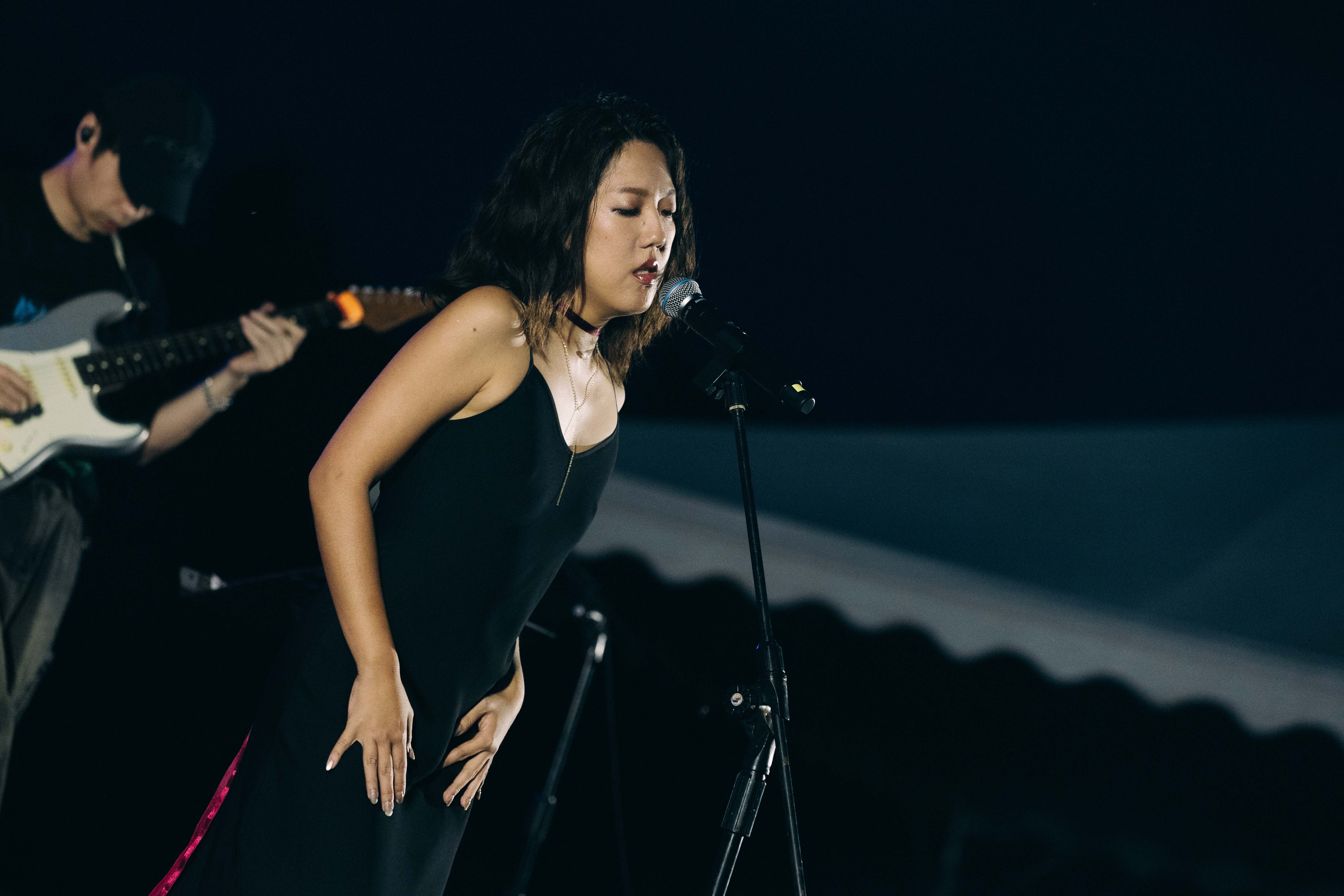 李竺芯唱台日大港水果祭不只演唱，還逛起農產品大買特買。（宸熙娛樂提供）