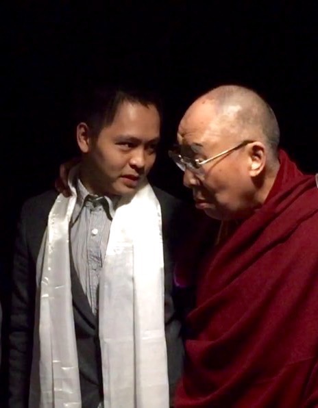 黃信凱曾因緣際會為達賴喇嘛表演魔術,達賴喇嘛還親切跟黃信凱聊天。(黃信凱提供)