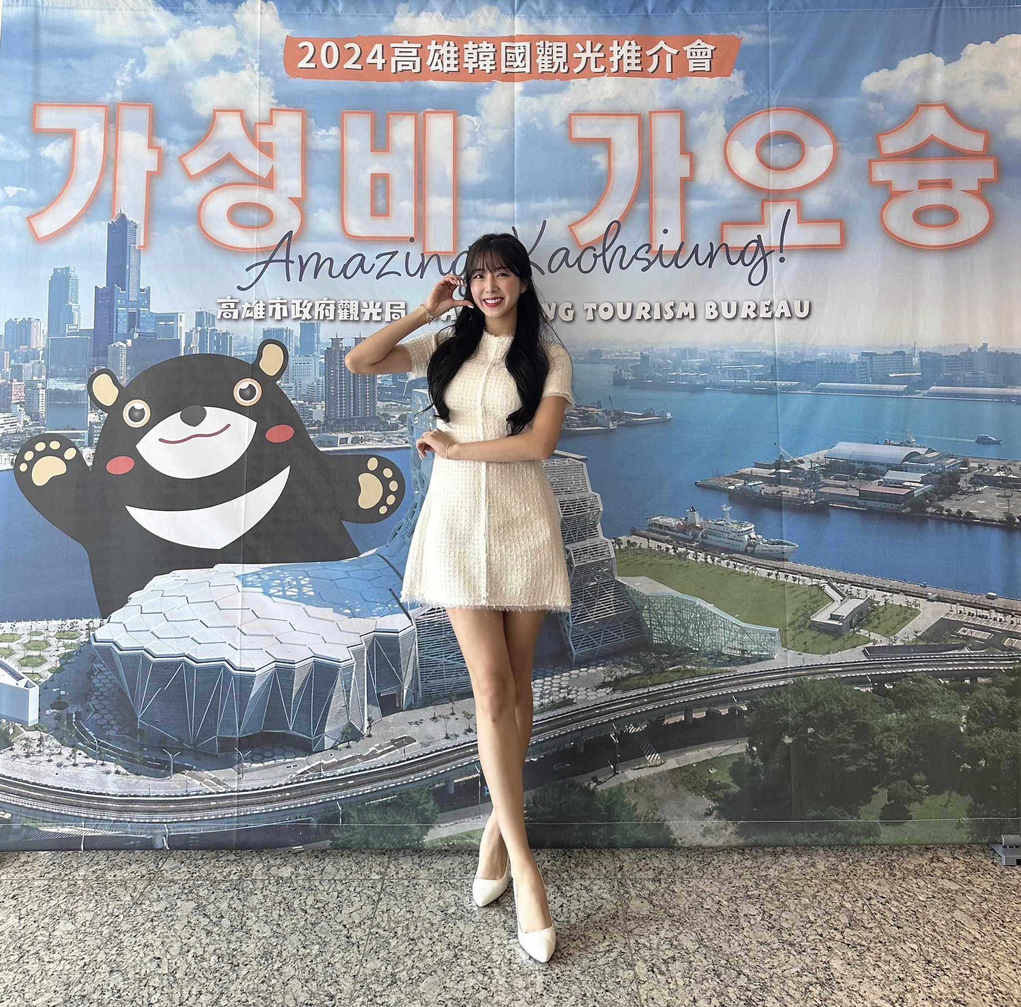 安芝儇在推介會上以六合夜市為例,強調許多店家招牌上都能找到韓文,且當地的韓文對話也相當便利。(翻攝Facebook@안지현 安芝儇)