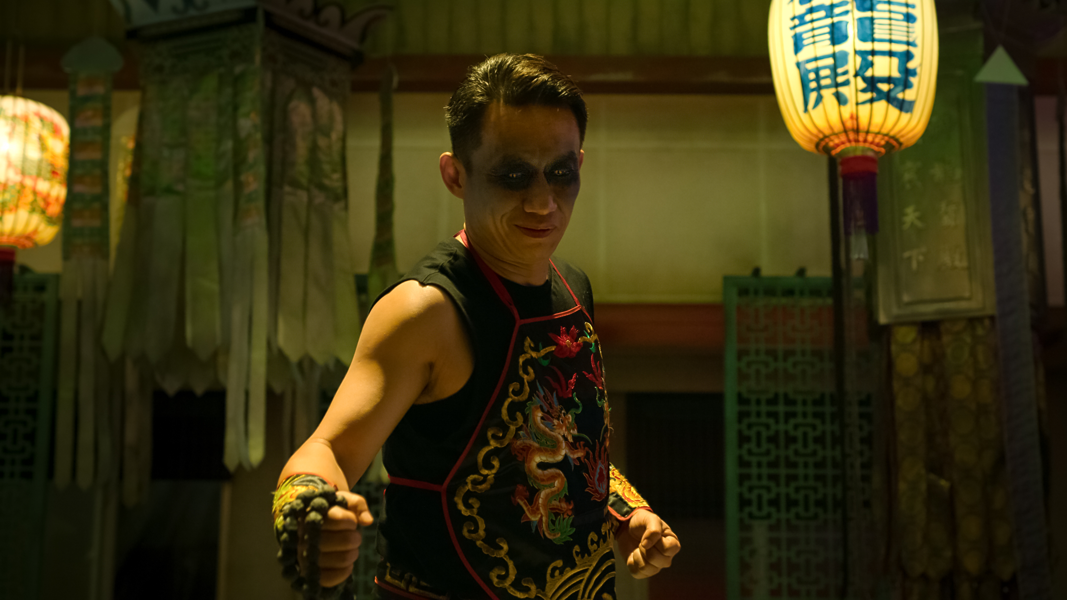 郭子乾飾演的神龍太子與韓杰展開激烈搏鬥,神龍太子雙眼發黑、身穿民俗服裝,詭譎氣場十足。(Netflix提供)