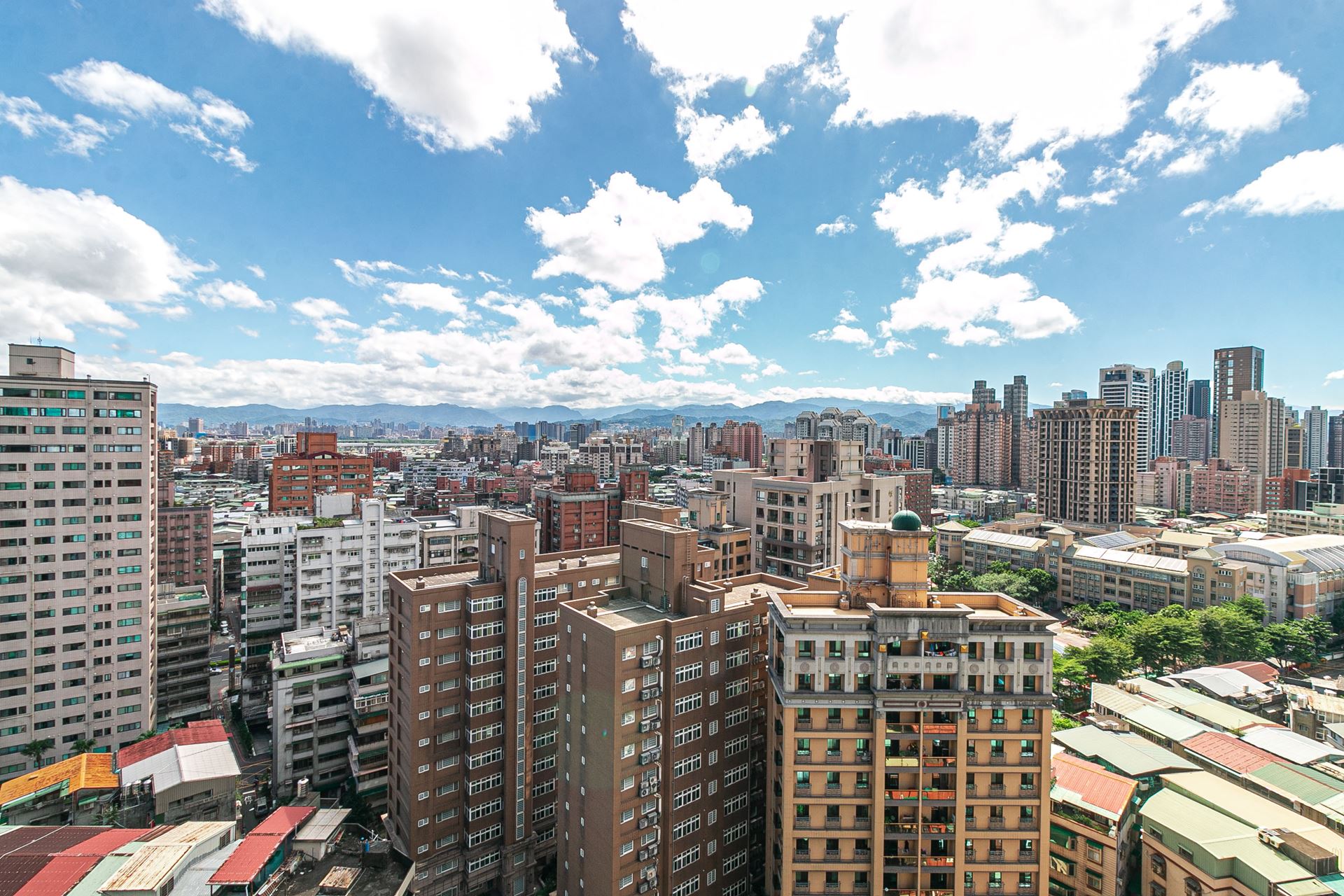 房屋稅2.0針對非自住房屋採全國歸戶、全數累進課差別稅率，永慶房屋教民眾看懂稅制。（示意圖，永慶房產集團提供）