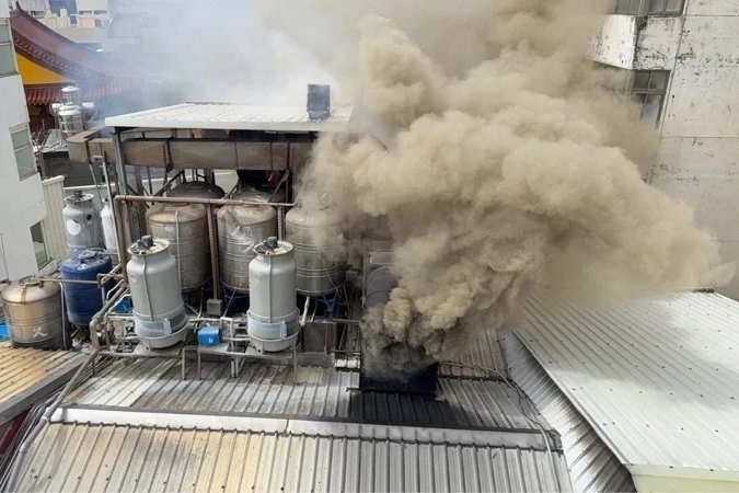 在緊急通知業者到場協助開門後，消防員迅速鋪設水線進入灌救。（翻攝畫面）