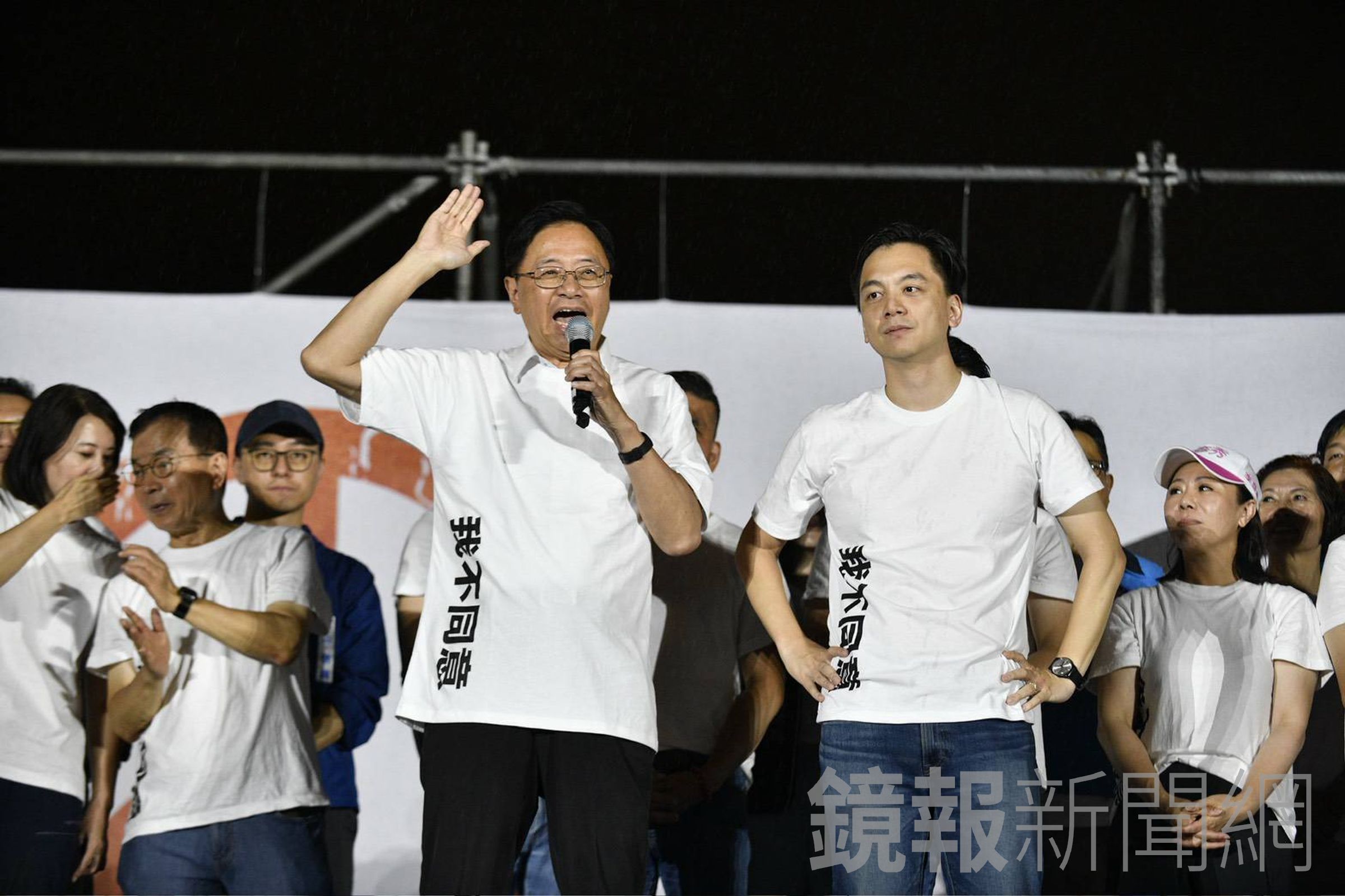 桃園市長張善政偕選區立委上台。