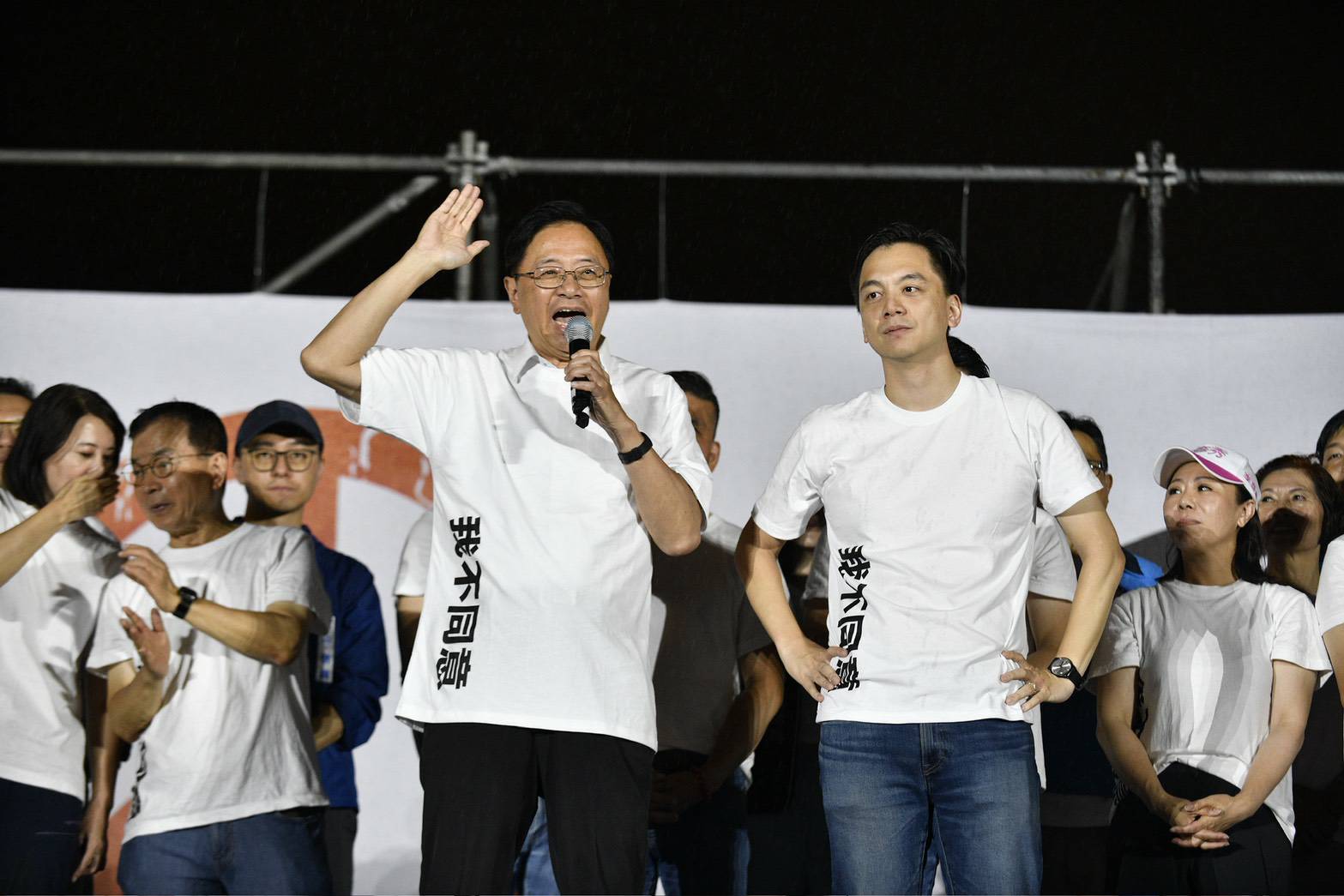 桃園市長張善政偕選區立委上台。