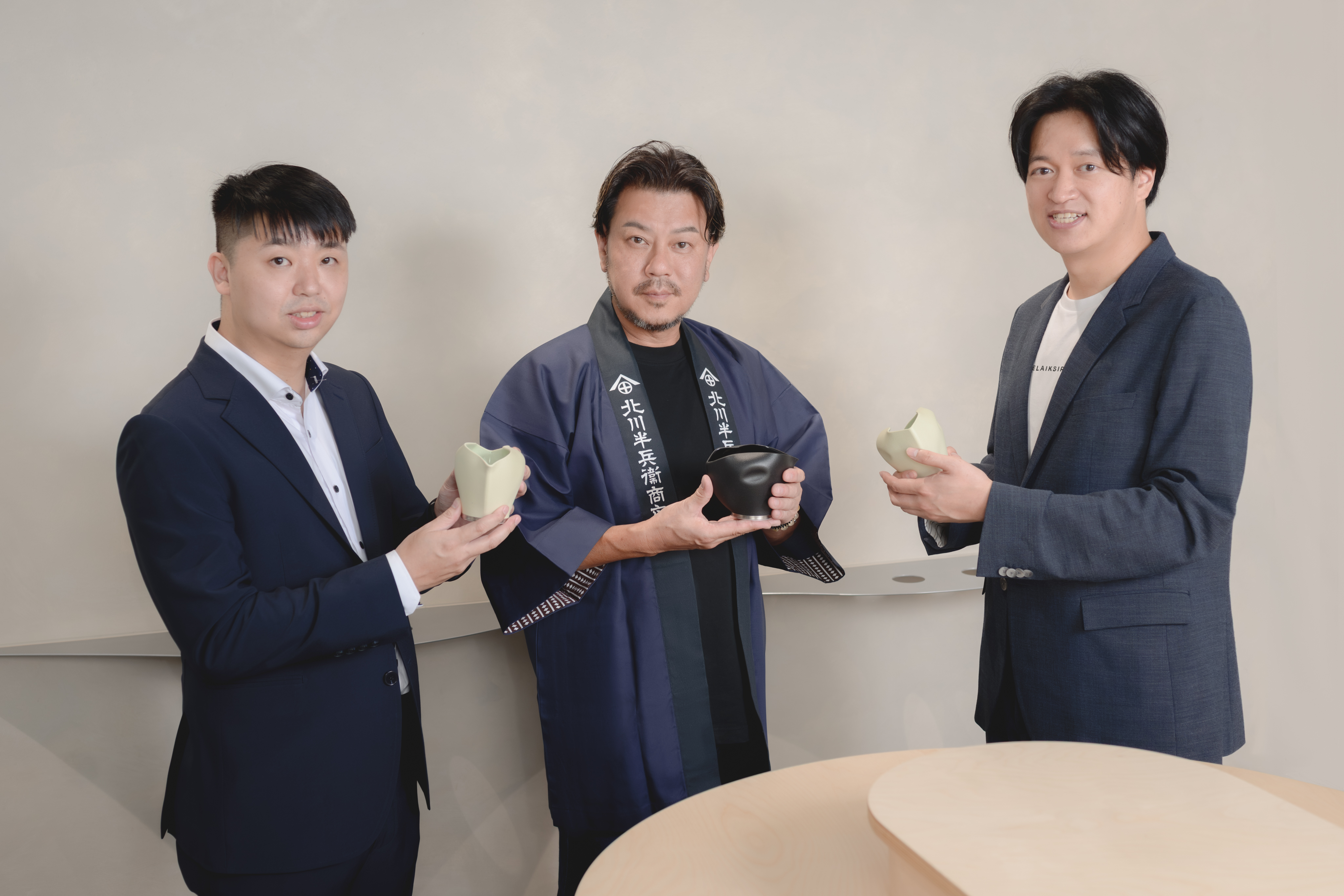 台華窯營運長呂家瑋(左)、北川半兵衛商店六代目 Kitagawa Naoki (中)與wataru創辦人Jonathan Chang(右)。(wataru提供)