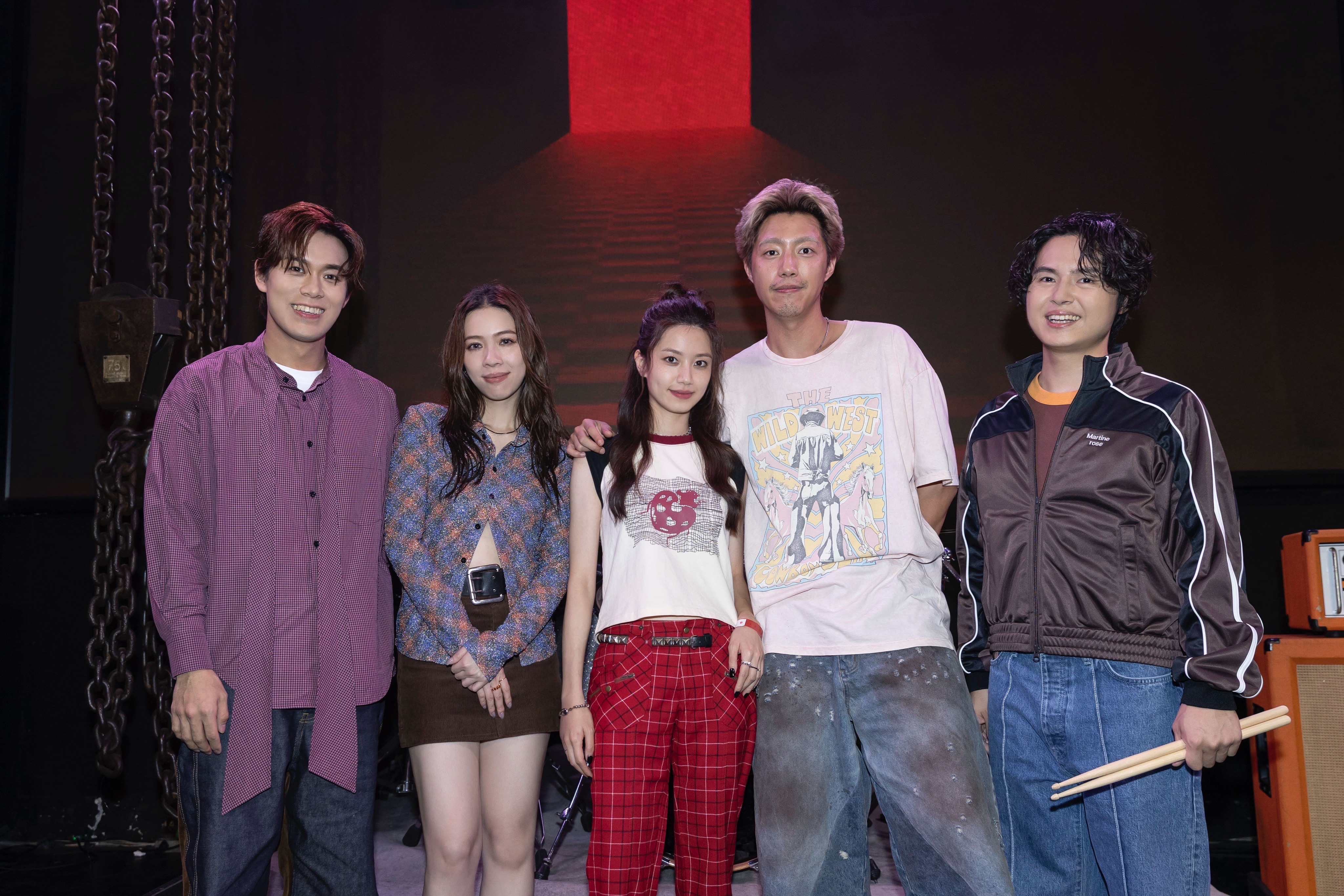 蔡凡熙與陳沛辰在告五人MV〈將錯就對〉中飾演末日戀人。（相信音樂提供）