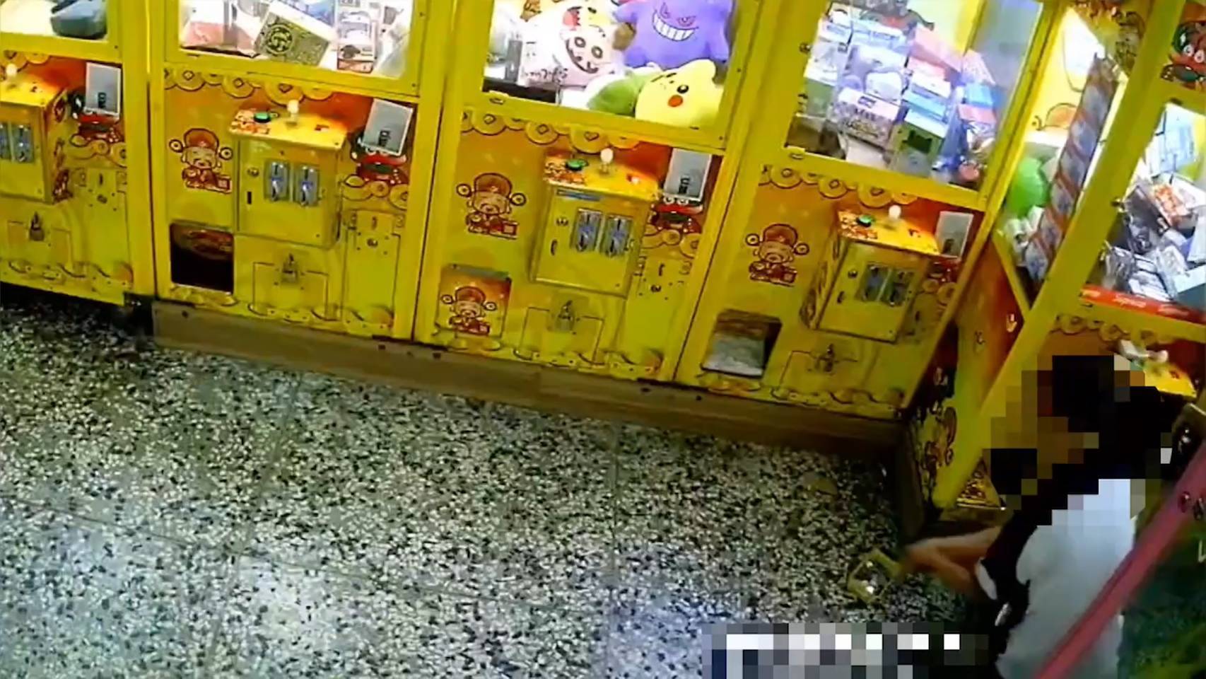 高男撬開無人娃娃機店的兌幣機與機台，偷走近萬元零錢。（翻攝畫面）
