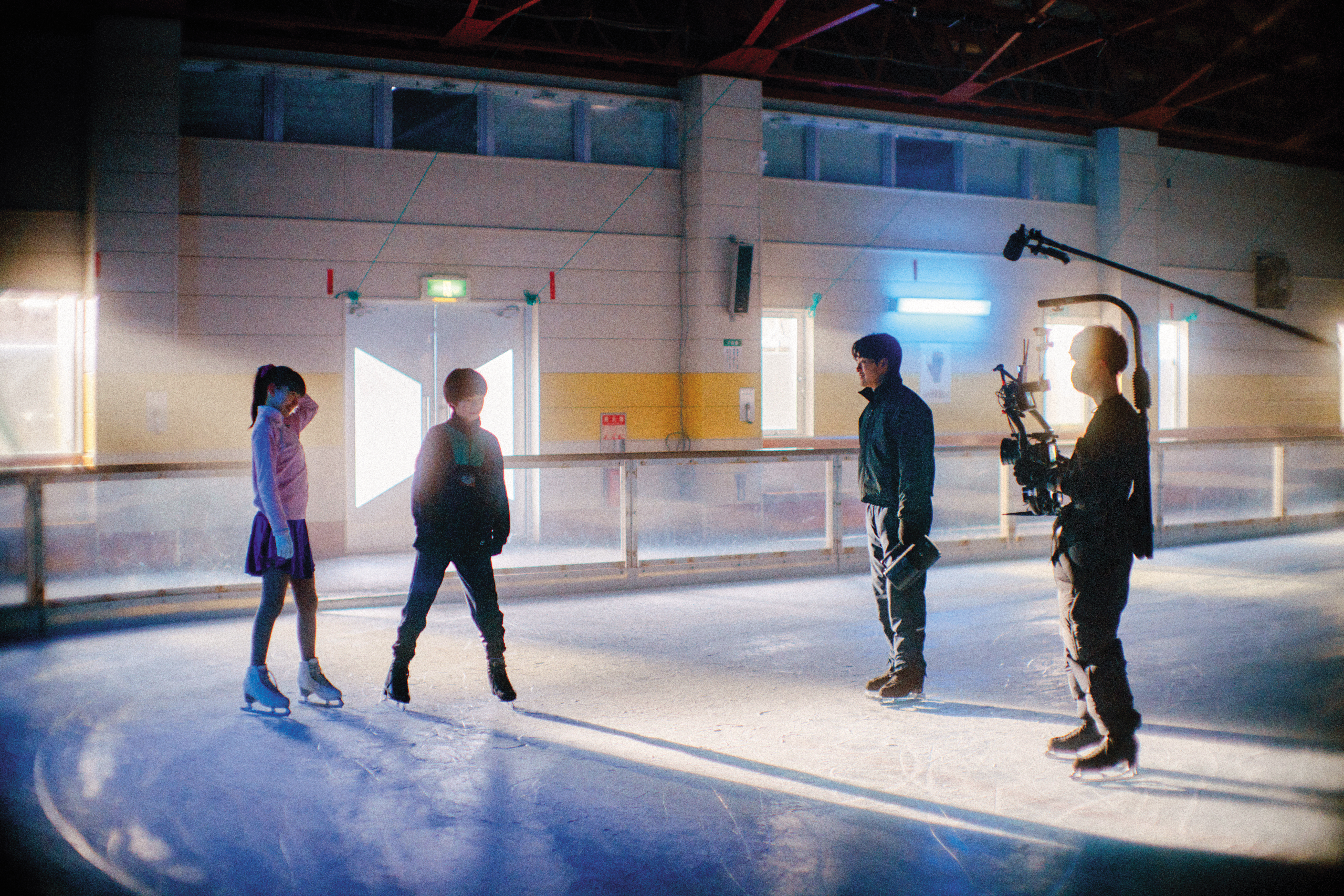 學過溜冰的奥山大史（右）身兼攝影師，對他來說是一大挑戰。（光年映畫提供）