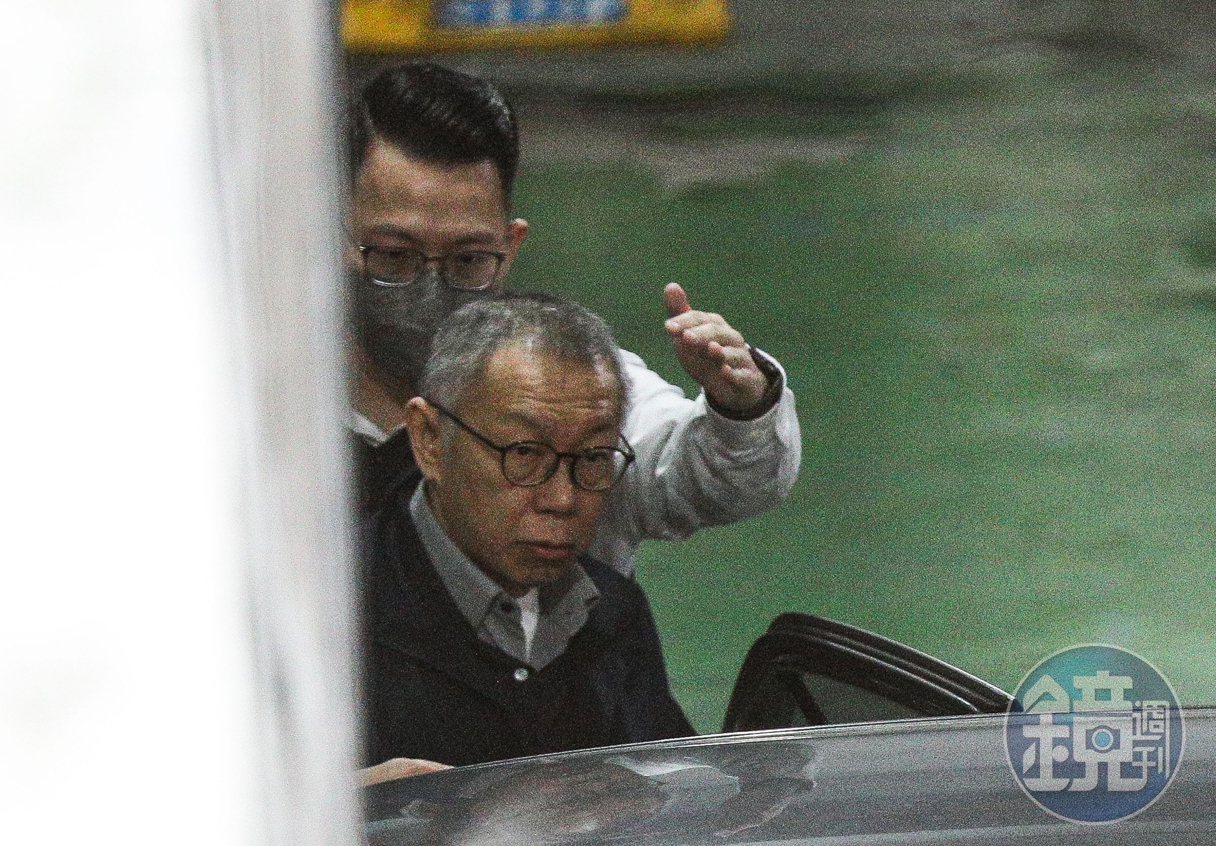 柯文哲一直強調「垃圾不分藍綠」，如果金權關係是藍、綠成為垃圾的主因，他的新政治恐怕只是五十步笑百步，也是垃圾無誤。