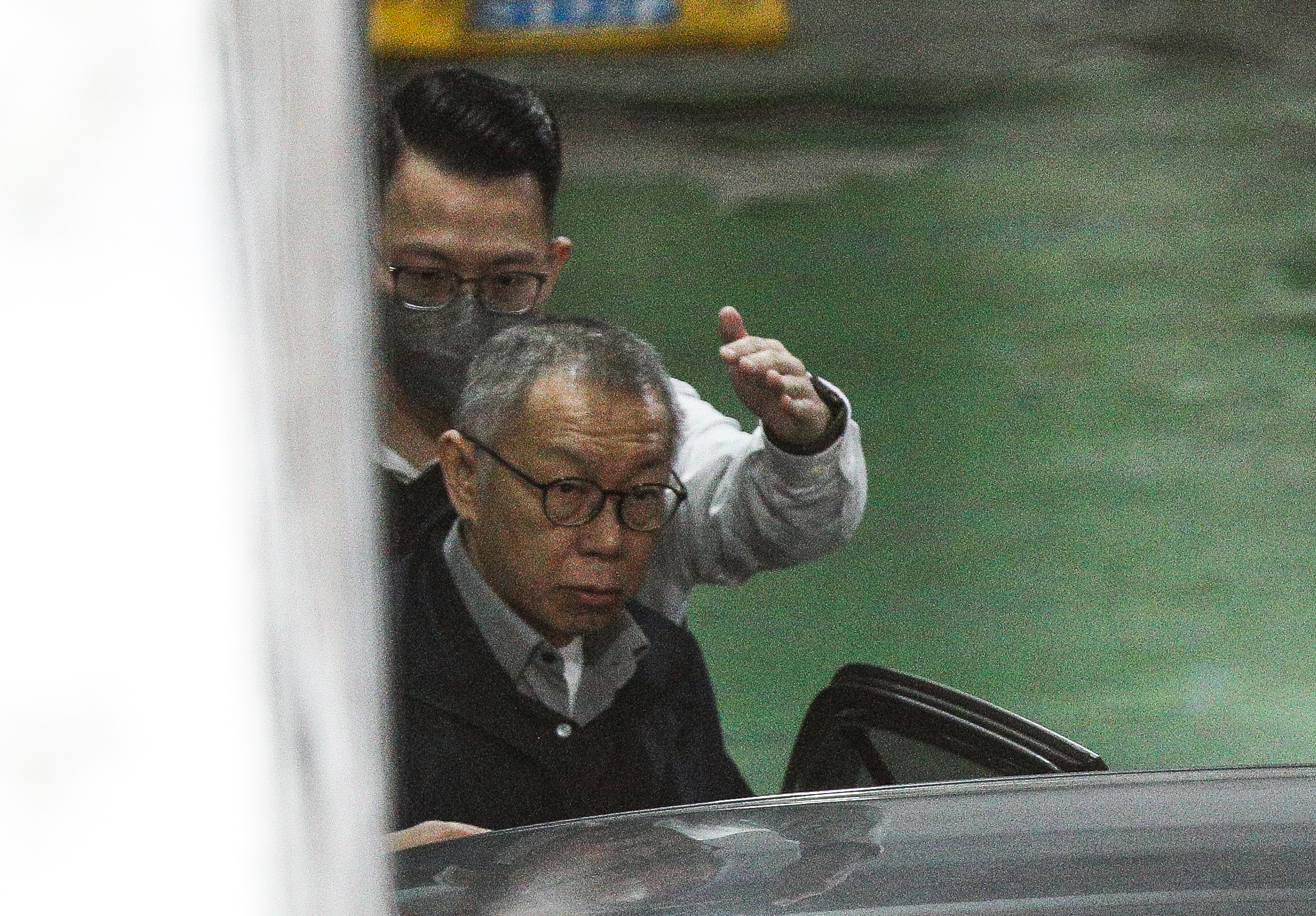 柯文哲一直強調「垃圾不分藍綠」，如果金權關係是藍、綠成為垃圾的主因，他的新政治恐怕只是五十步笑百步，也是垃圾無誤。