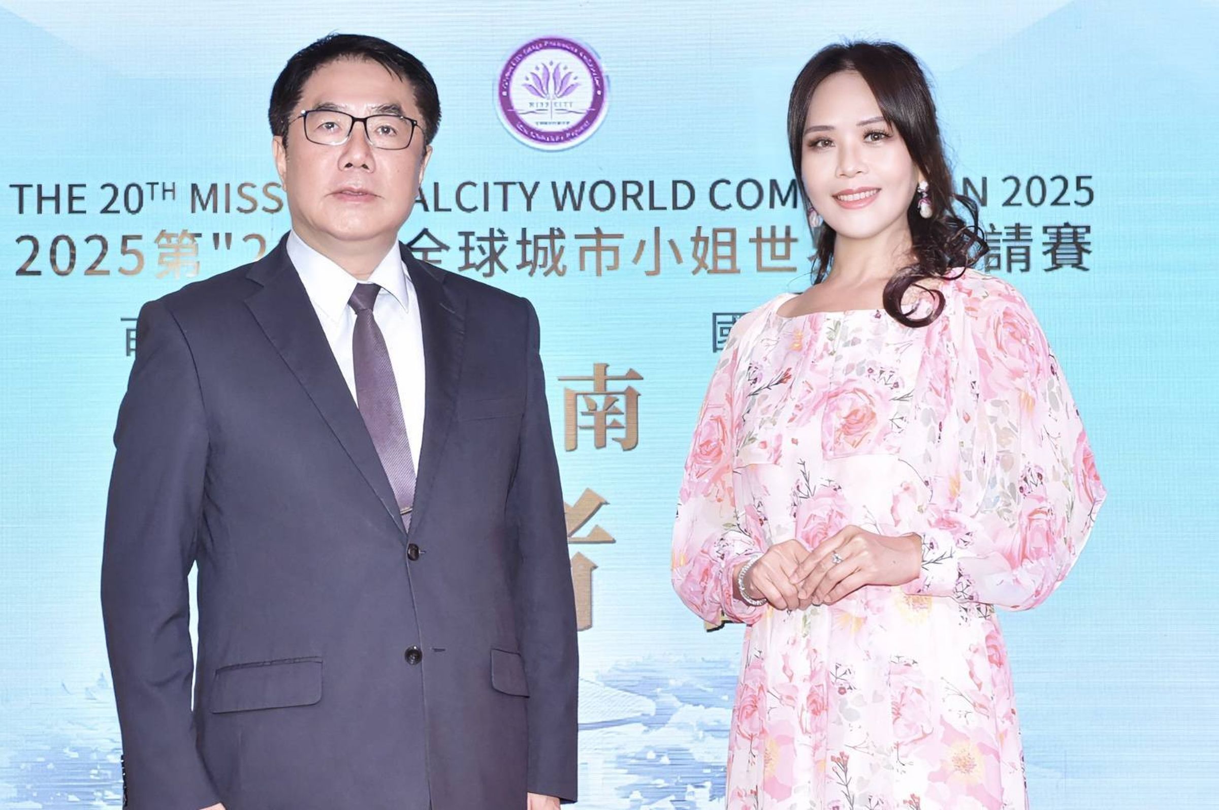 全球城市小姐世界盃邀請賽主席蕭美萍(右)造訪臺南市長黃偉哲。(中華全球城市選拔協會提供)