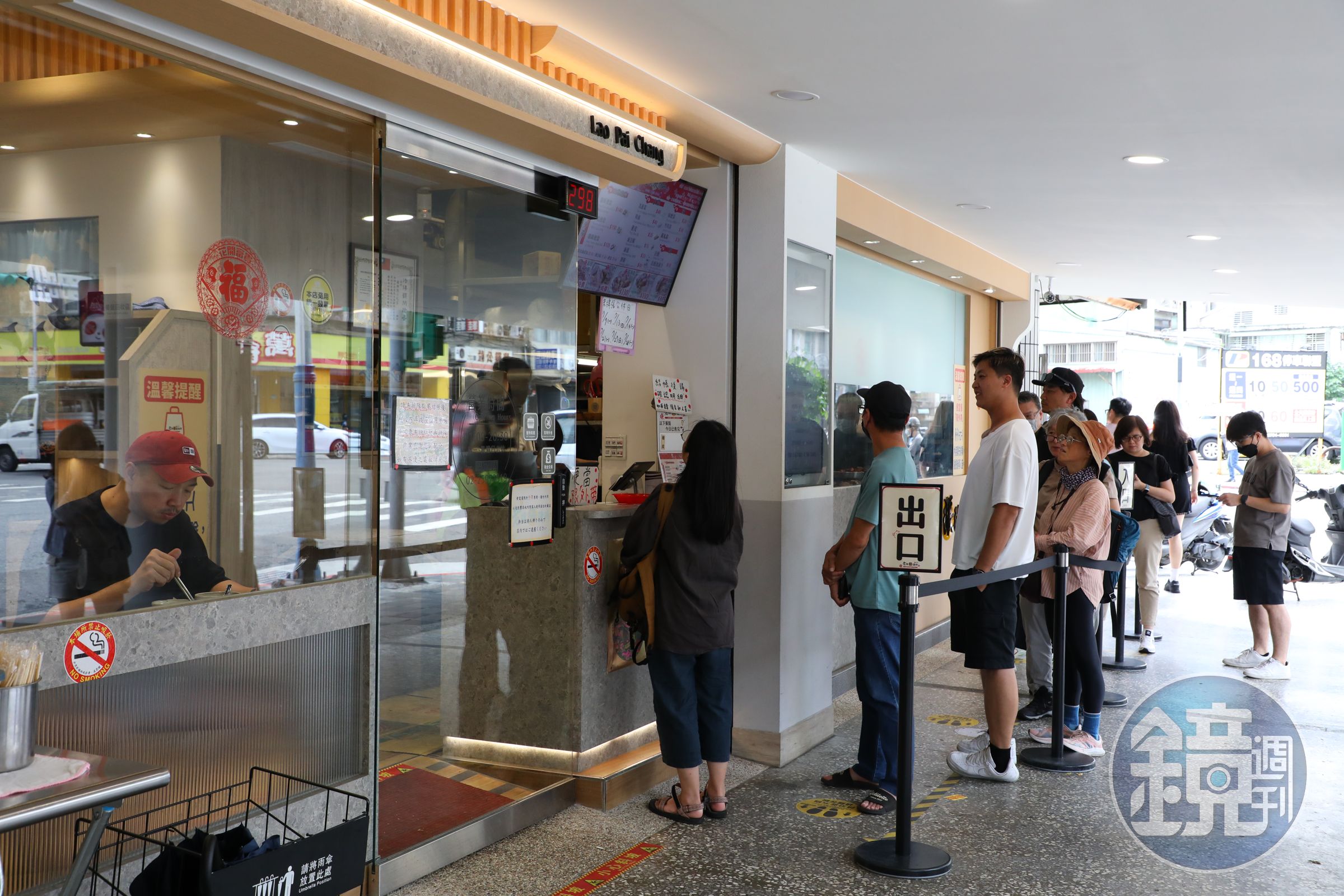 「閏月送豬腳」習俗廣為流傳，即使非吃飯時間，「老牌張豬腳」店前依舊大排長龍。