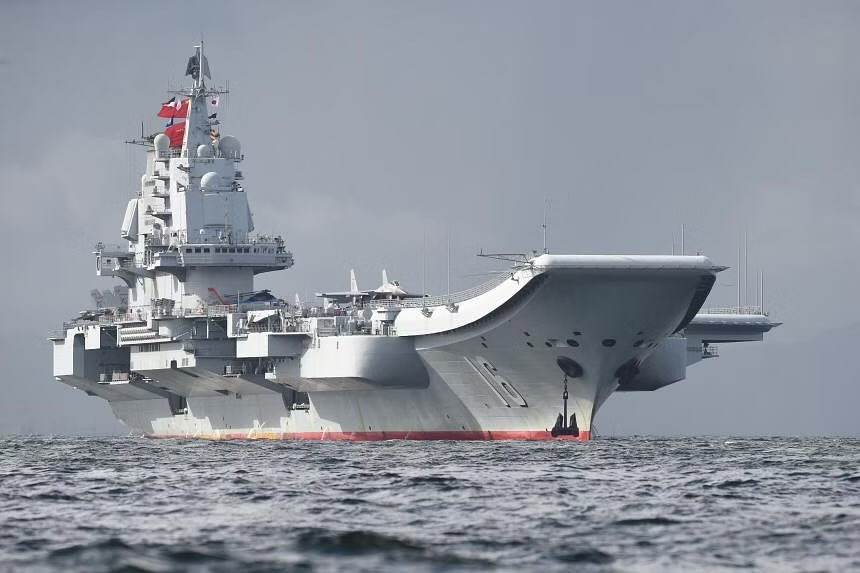 中共遼寧號航空母艦編隊今日凌晨航經台灣東北海域，續向日本與那國島東南航行。（翻攝自X@ianellisjones）