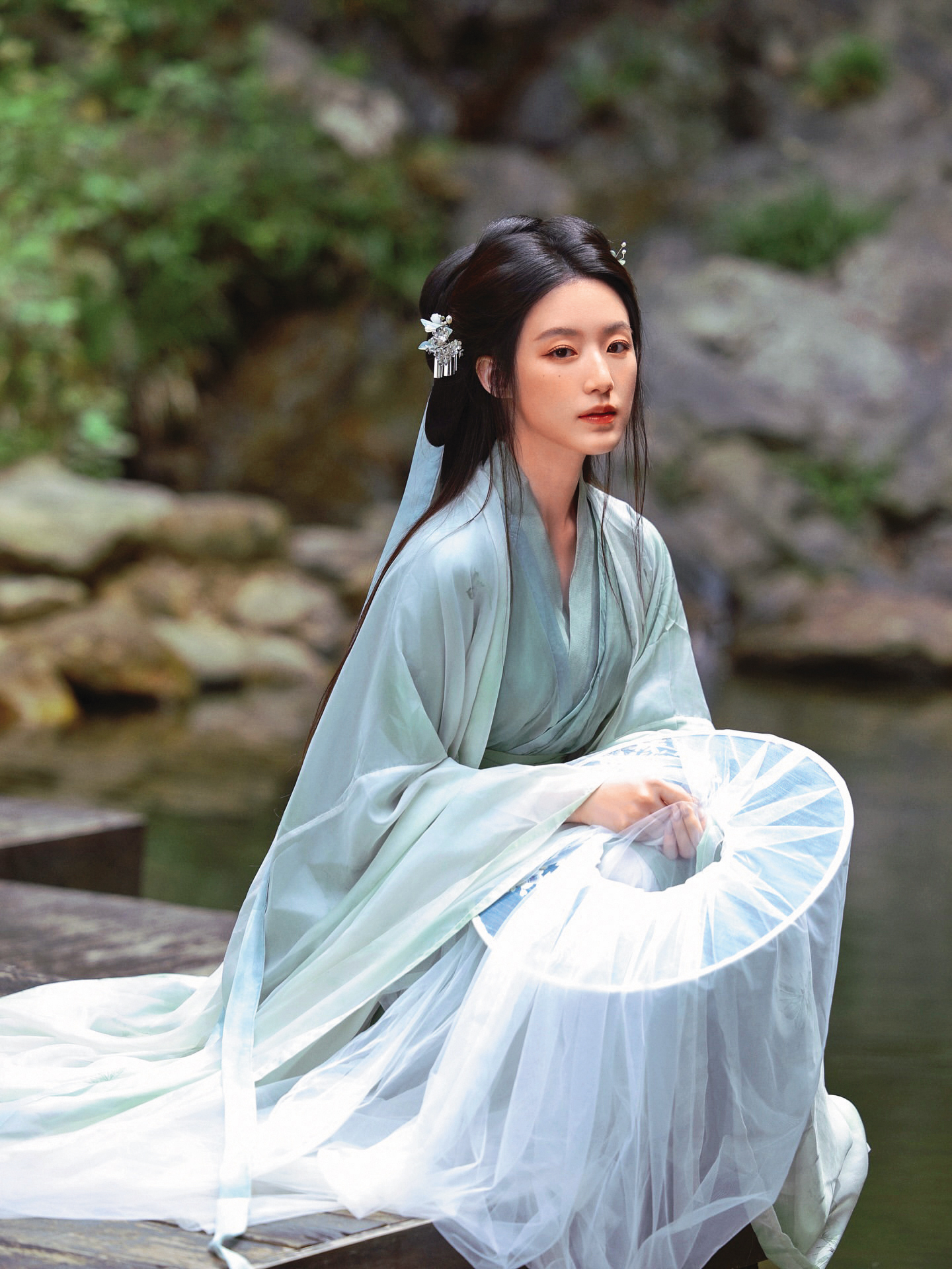 舒華日前分享前往大陸景德鎮,體驗漢服拍攝的仙氣模樣。(翻攝自舒華IG)