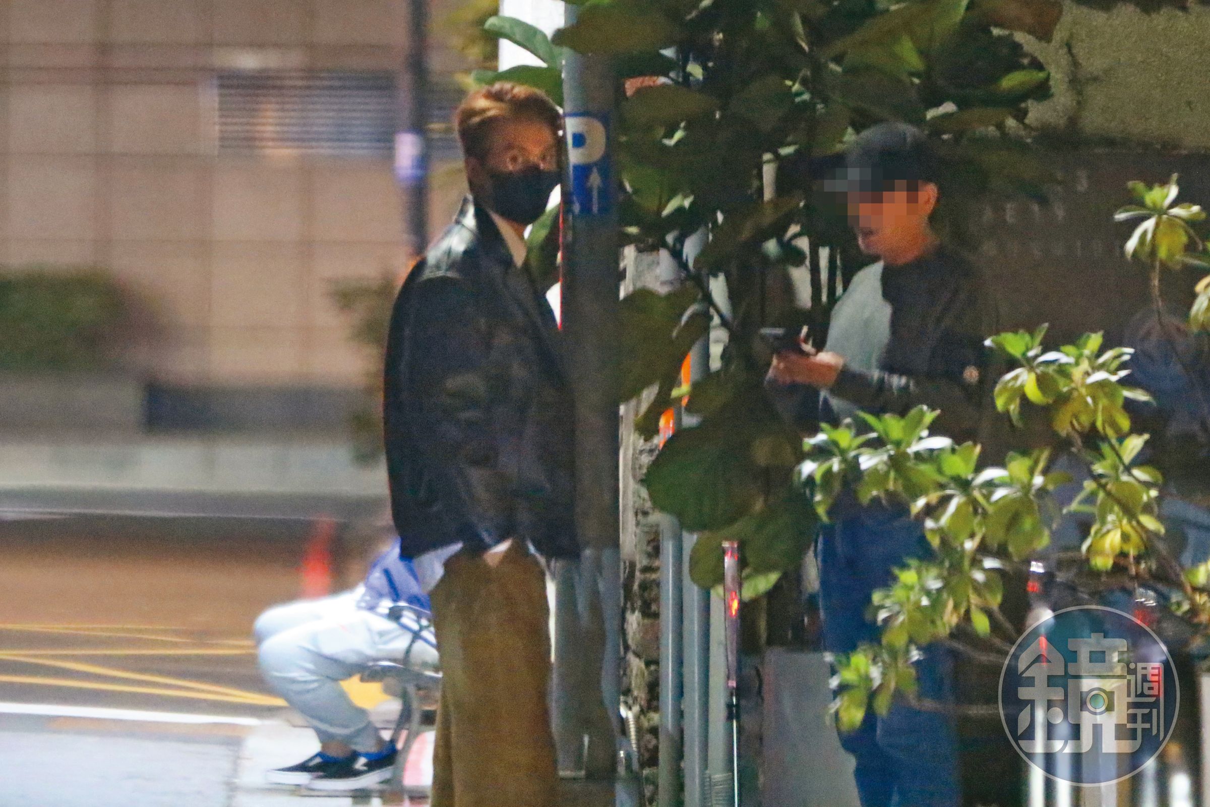 20：02 王心凌進去後，吳克群繼續待在路邊與友人小聊，不急著進去用餐。
