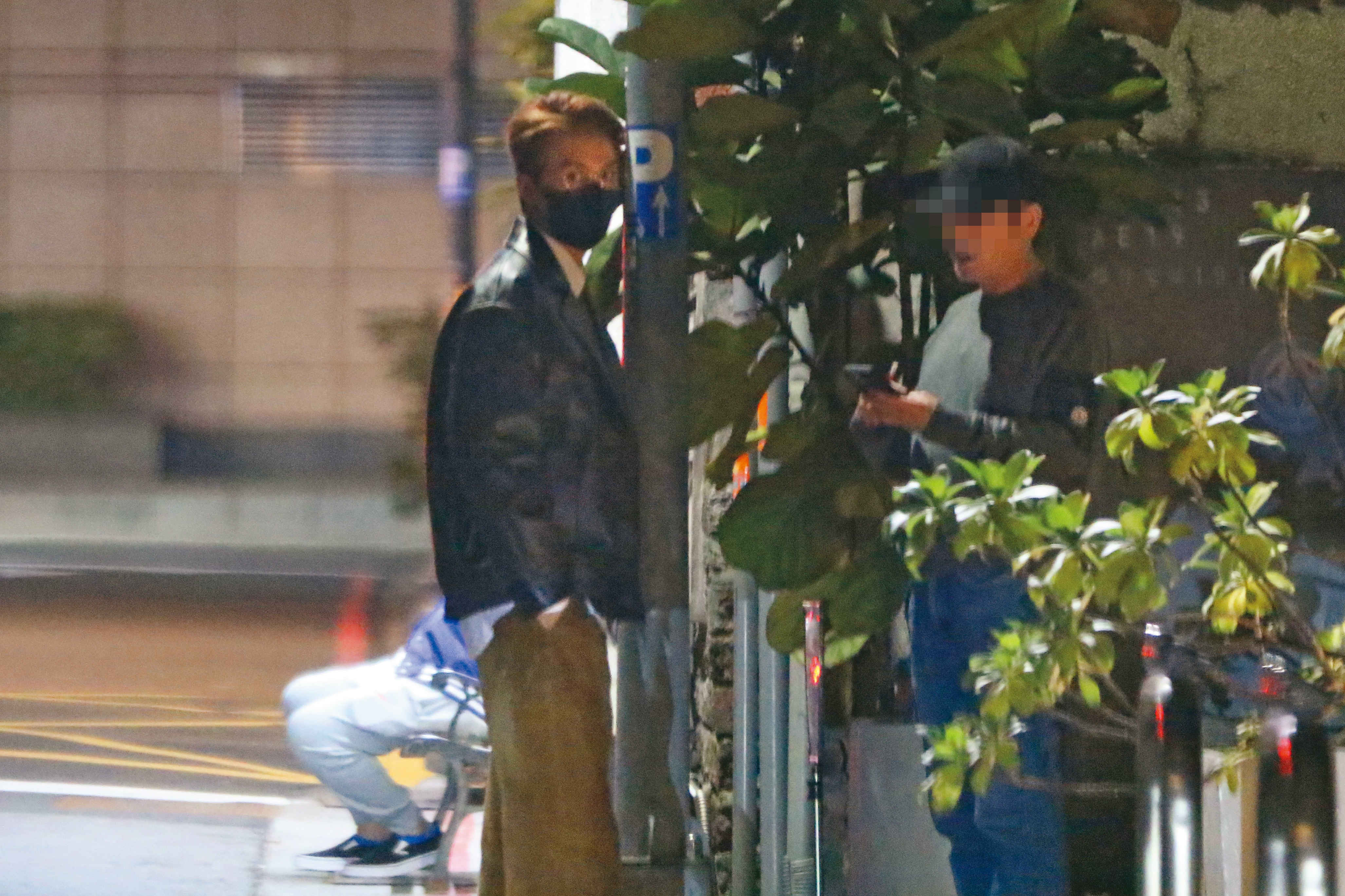20:02 王心凌進去後,吳克群繼續待在路邊與友人小聊,不急著進去用餐。