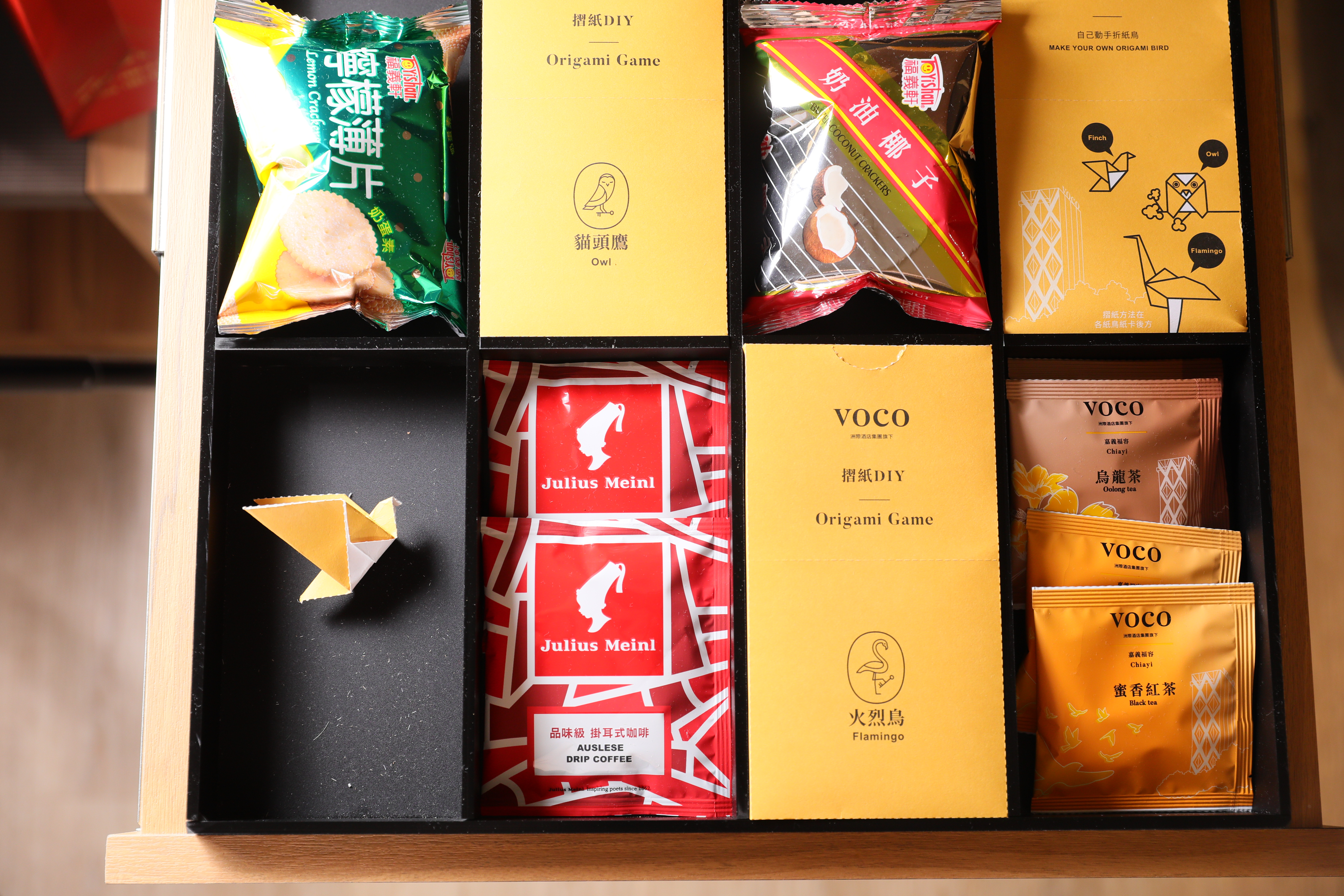 除了茶包、餅乾等備品，更貼心準備了摺紙DIY。