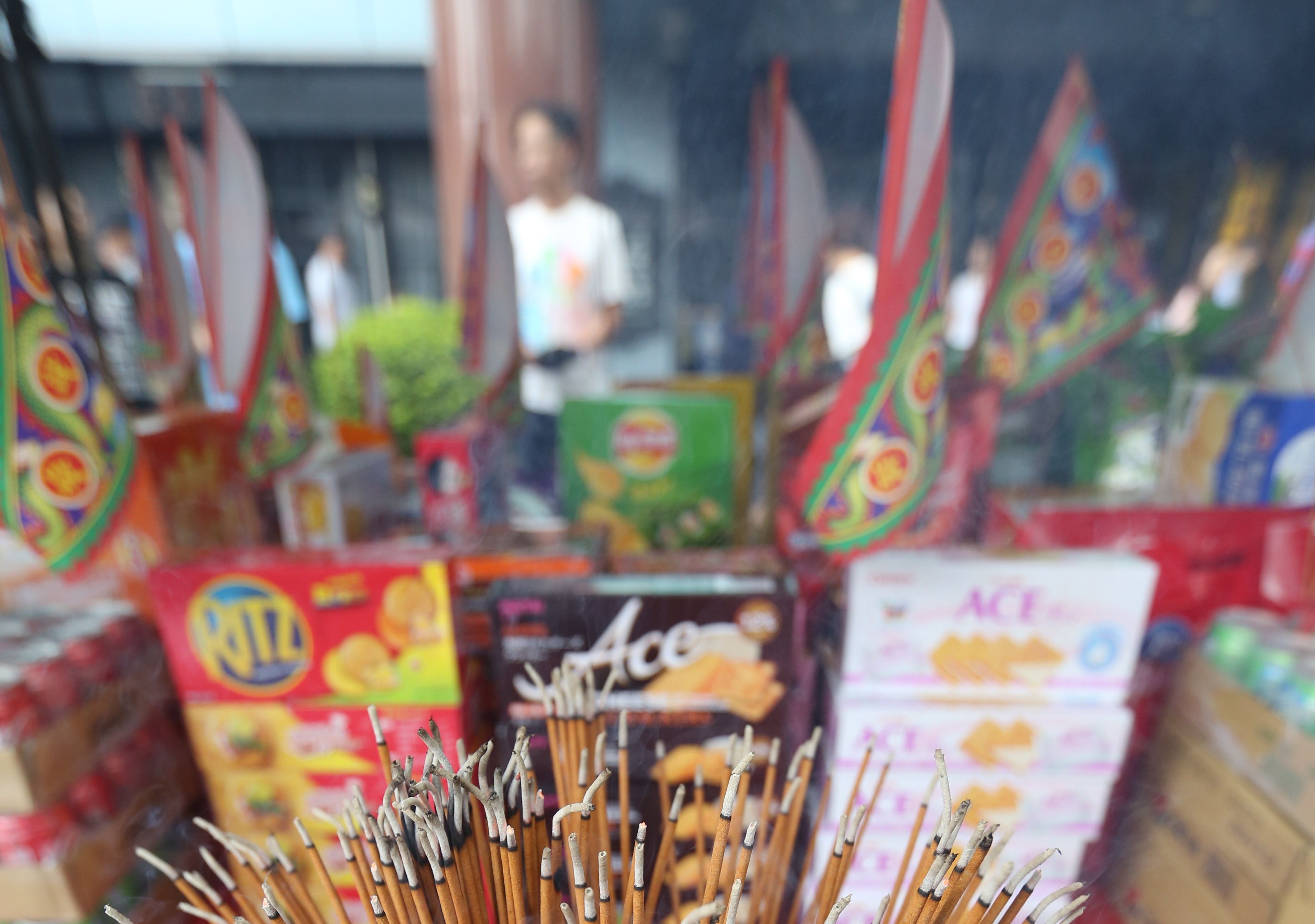 中元節即將到來，家家戶戶都開始普渡，但也有不少民眾對「如何淨化家庭，避免卡到陰，預防好兄弟賴著不走」等民俗禁忌問題有疑問。（本刊資料照）