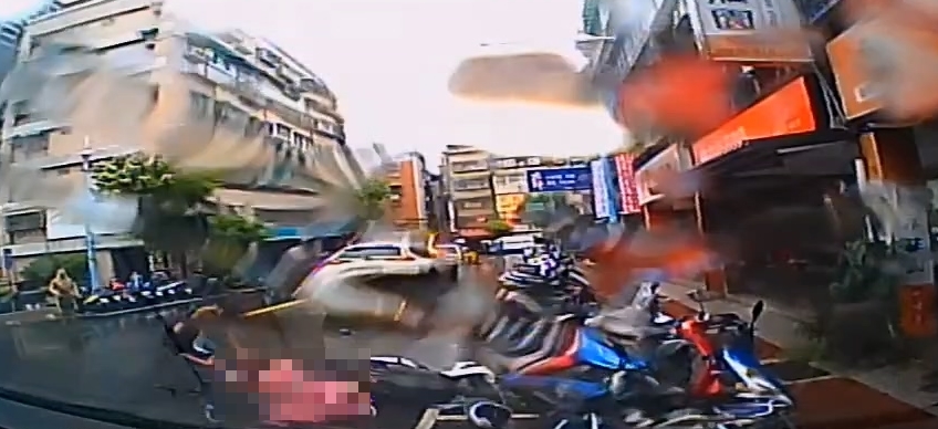 從新曝光的行車紀錄器畫面，可見謝男下車後先持刀狂砍小姨子，再轉猛刺妻子。（翻攝畫面）