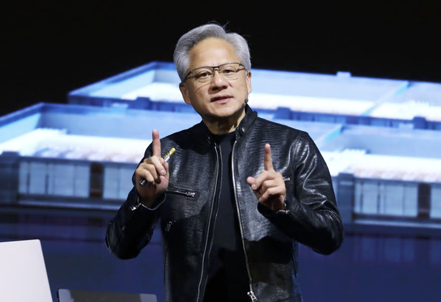 黃仁勳向白宮喊話「是台灣救了美國」! 不用拿槍指著台灣的頭