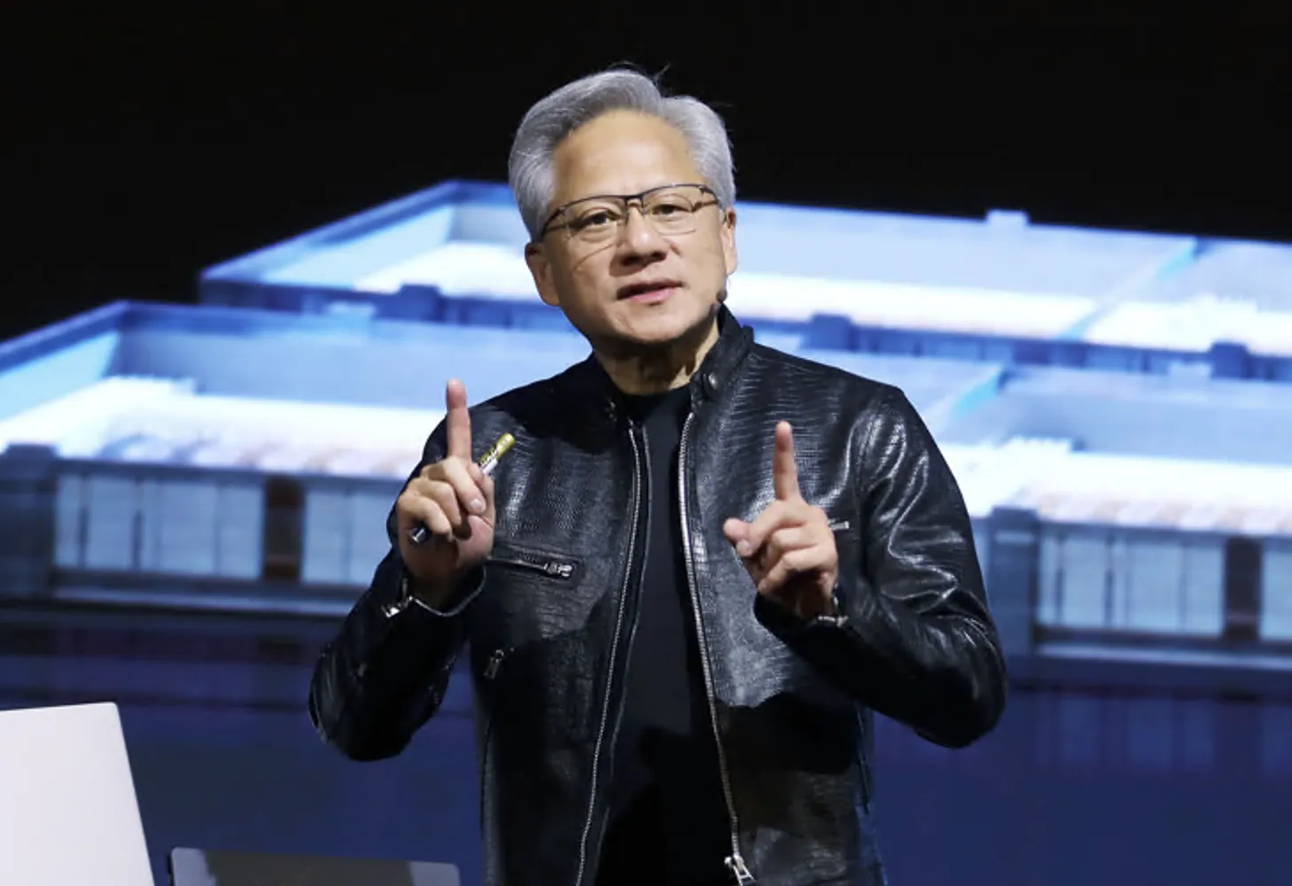 黃仁勳向白宮喊話「是台灣救了美國」！　不用拿槍指著台灣的頭