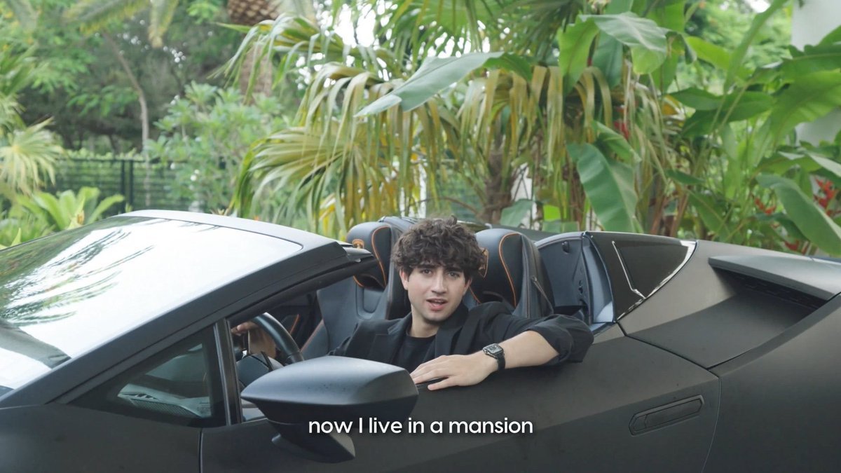 美國一名年僅18歲的青少年，靠著自學開發一款AI人工智慧計算熱量的APP，每月營收高達140萬美元。（翻攝自X@zach_yadegari）