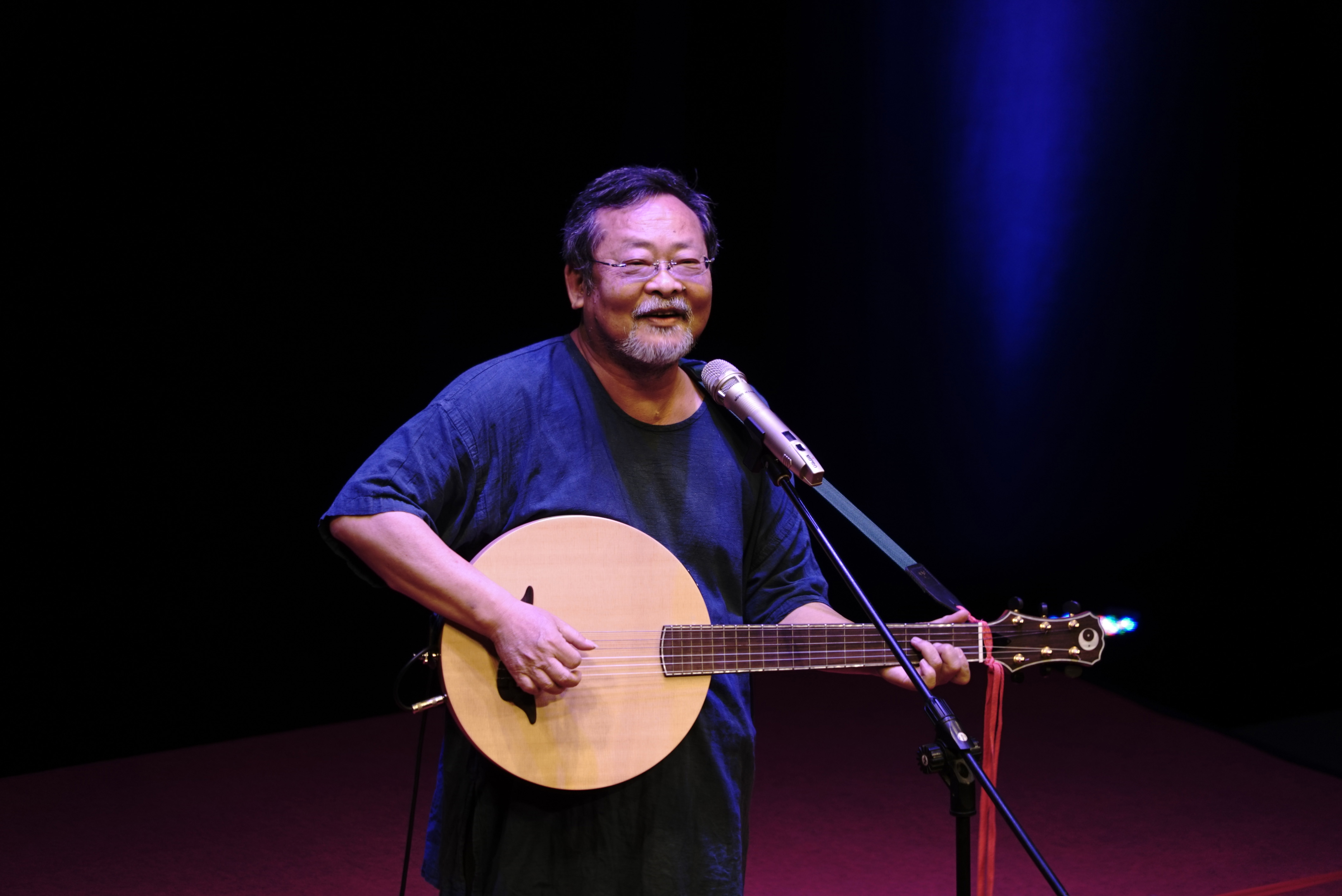 《撼山河 撼向世界》出現〈追追追〉〈流浪到淡水〉等陳明章的創作。（我們之間影像製作有限公司提供）