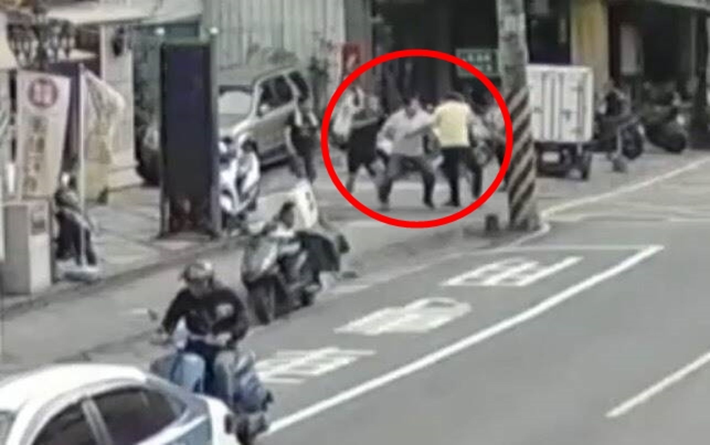 游男持續跟騷女學生遭到里長和民眾合力制止。（翻攝畫面）