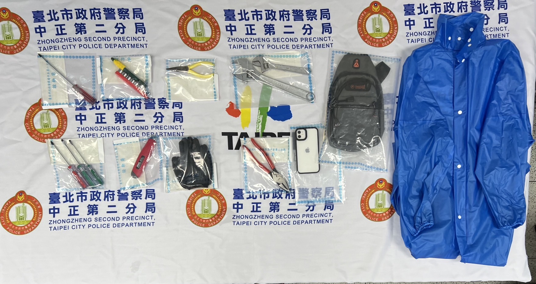 警方至陳男家中起出犯案衣裝及工具。（翻攝畫面）