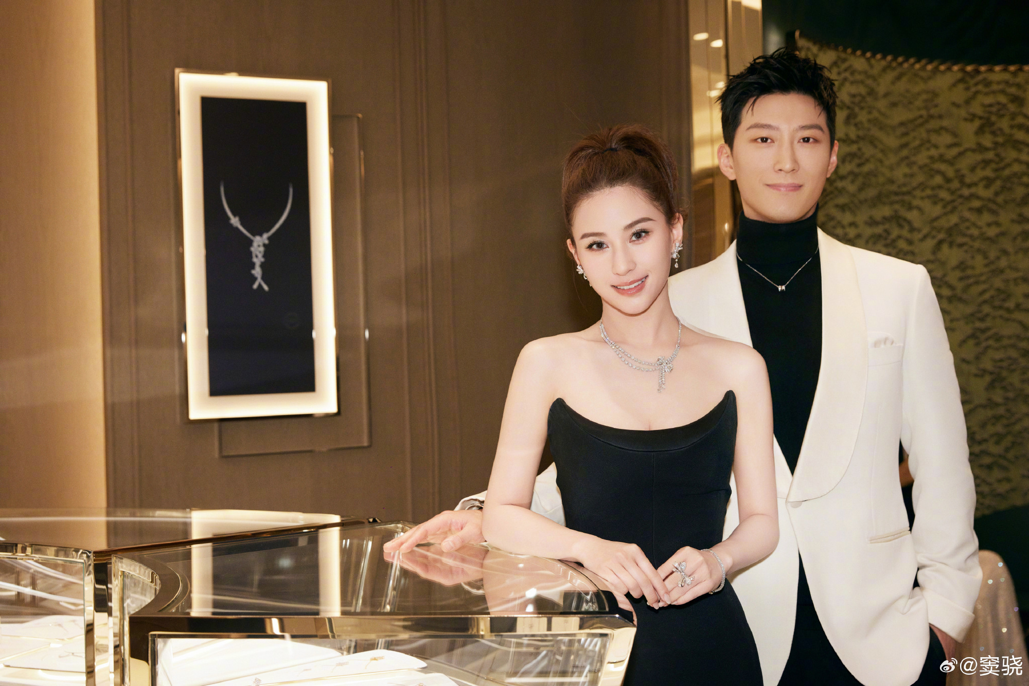 竇驍與何超蓮最後一次合體是去年3月，為品牌新門市剪綵站台。（竇驍微博）